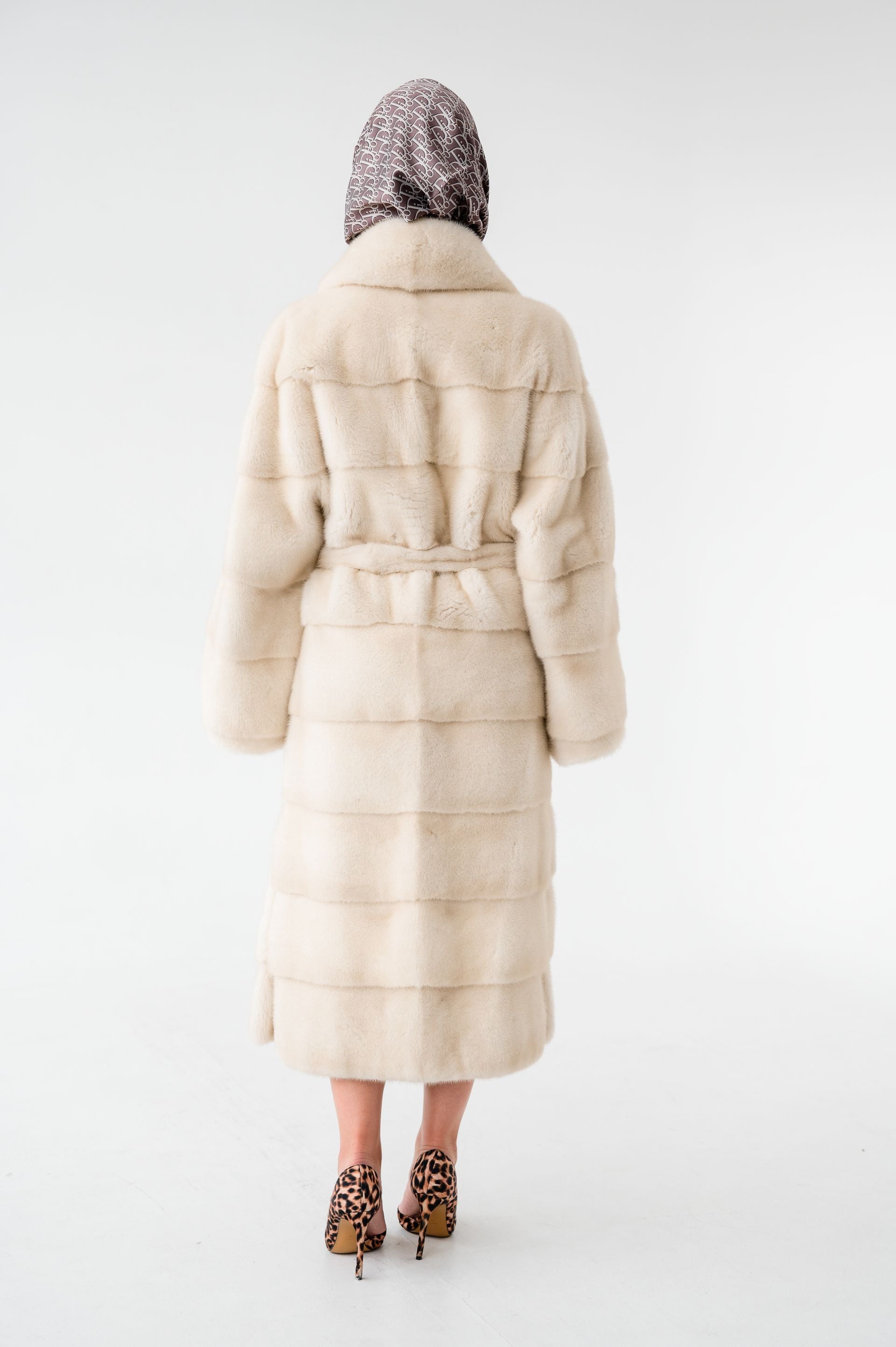 Шуба з хутра норки кольору «natural pearl» – поперечка, 110 см