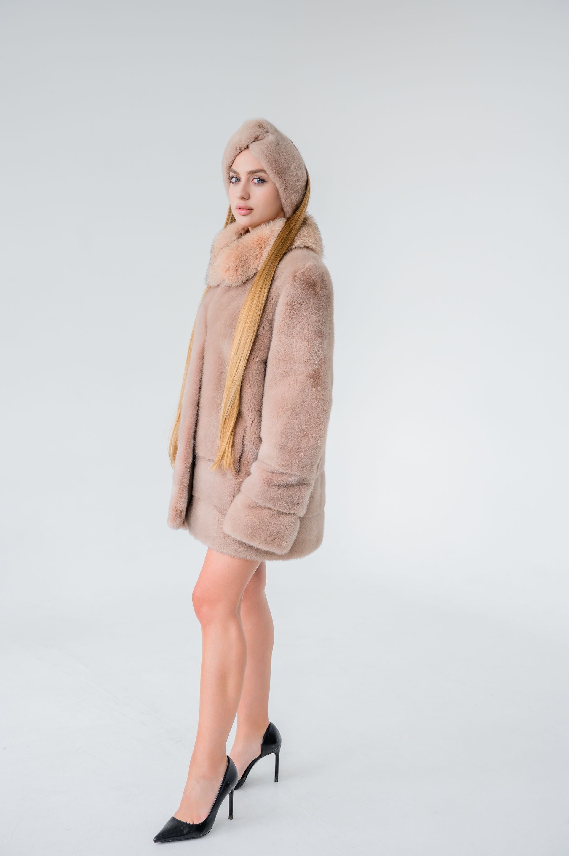 Шуба з хутра канадської норки у пудровому кольорі - комір песець, 70 см