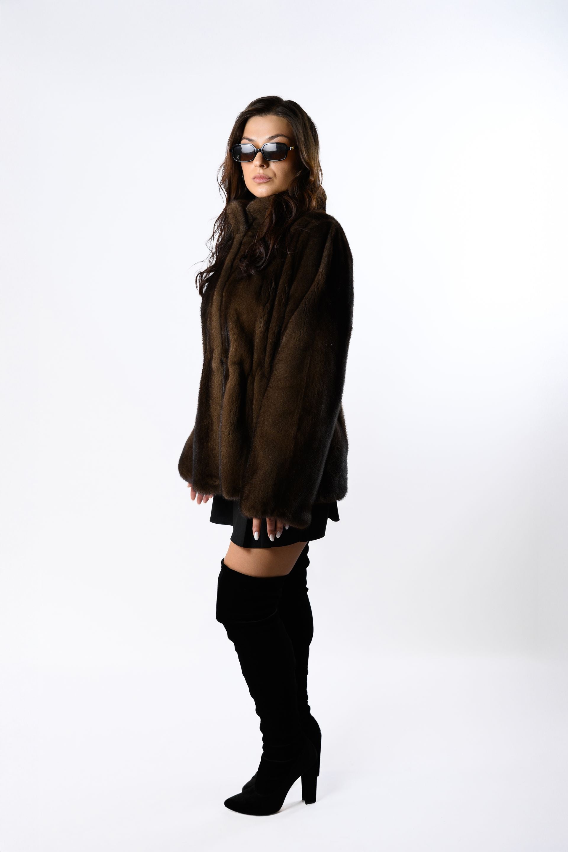 Шуба з хутра норки кольору “Горіх” – 67 см