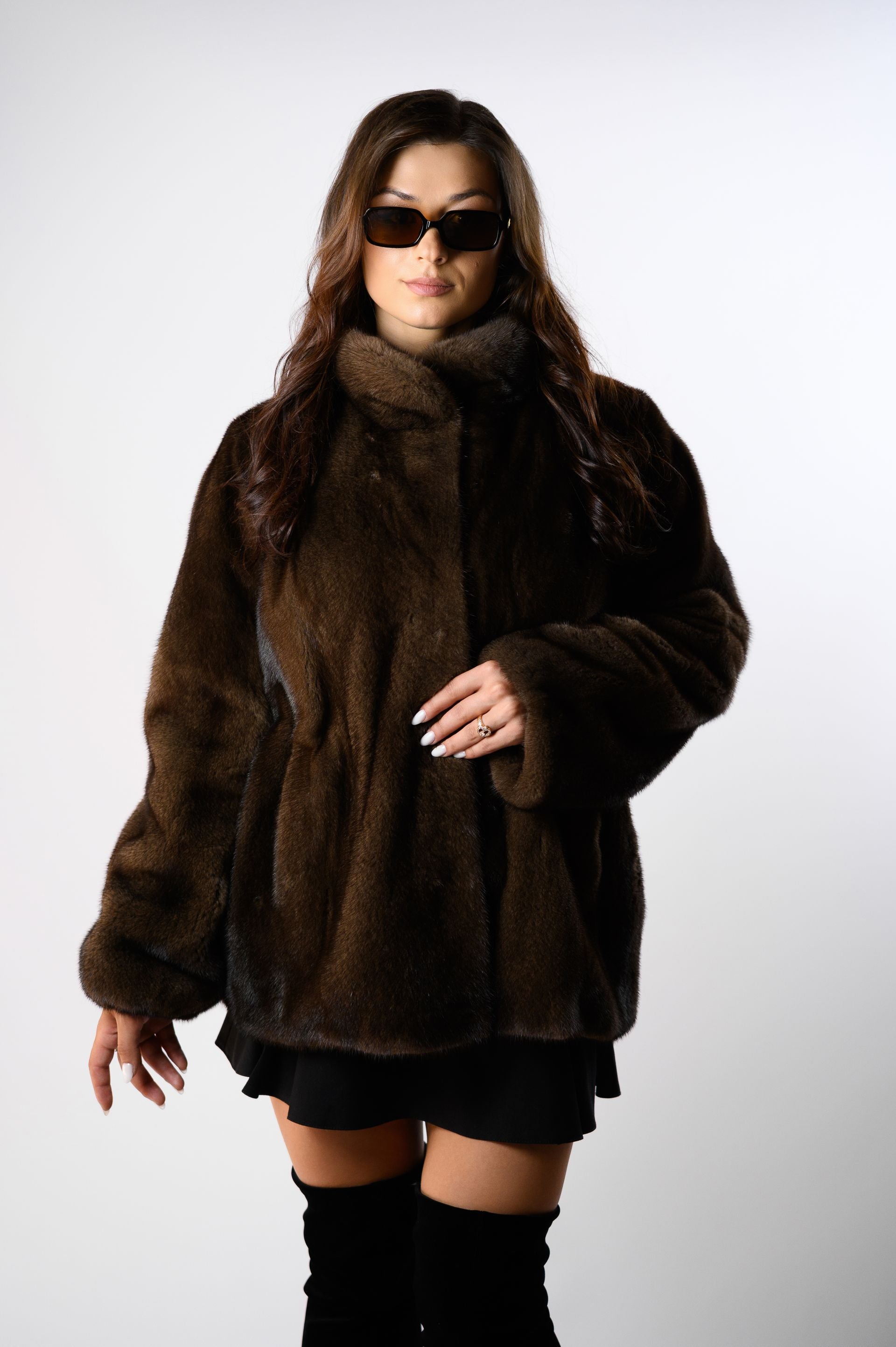 Шуба з хутра норки кольору “Горіх” – 67 см