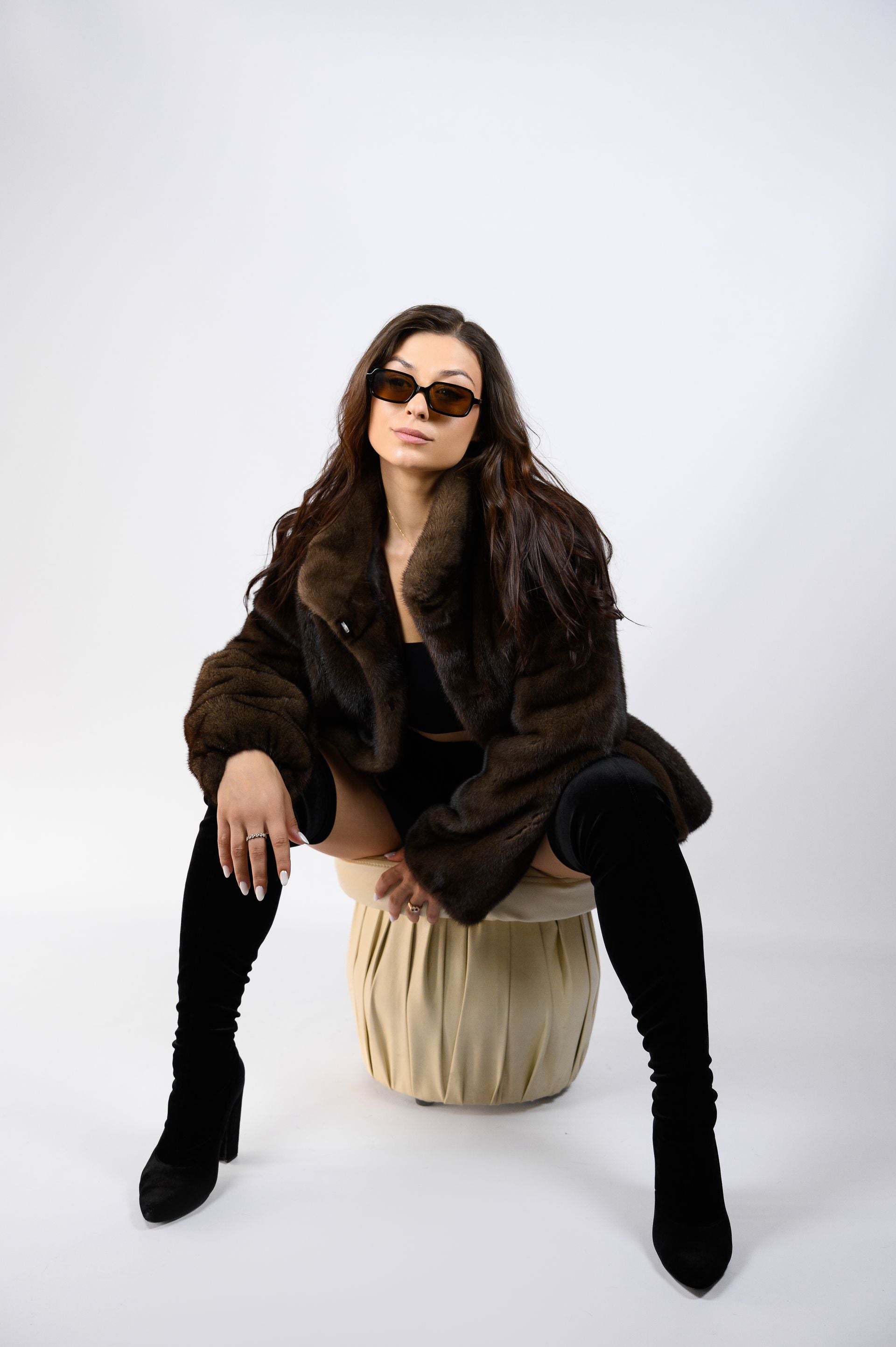 Шуба з хутра норки кольору “Горіх” – 67 см