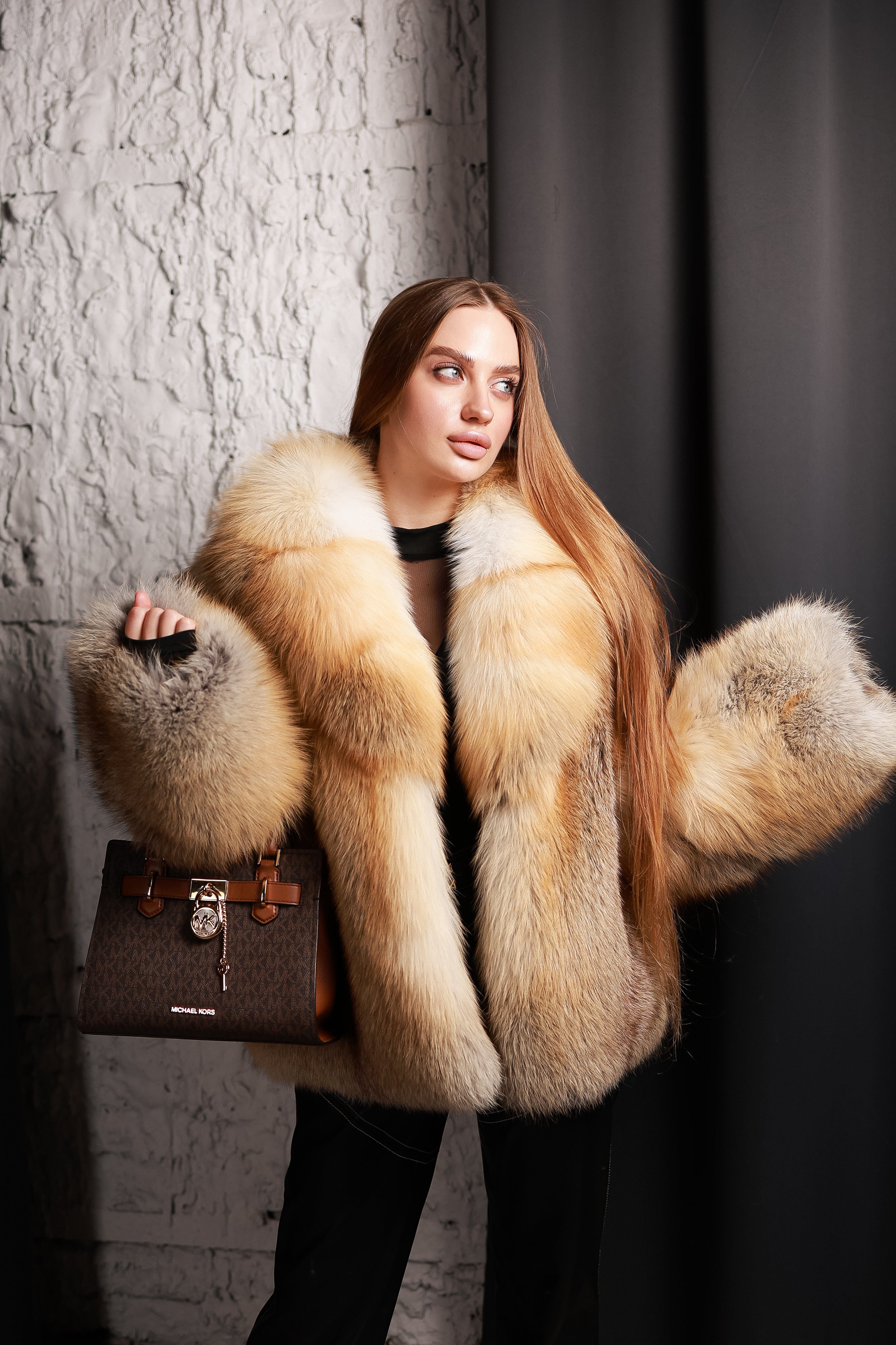 Шуба з хутра арктичної лисиці у жовто-білому