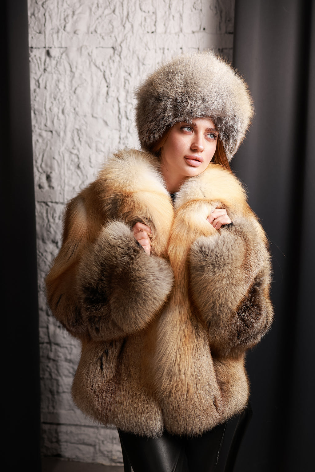 Шуба з хутра арктичної лисиці у жовто-білому