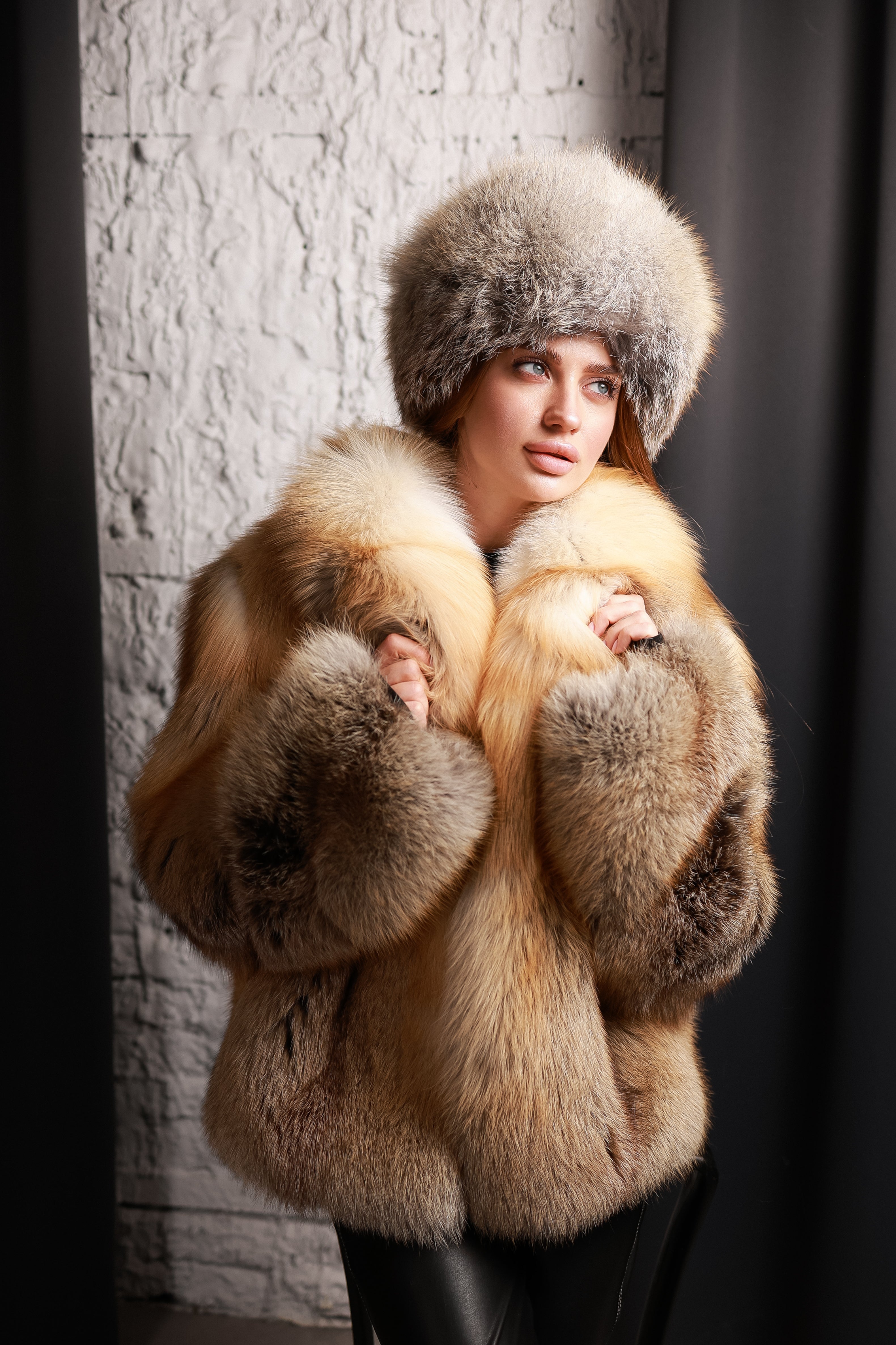 Шуба з хутра арктичної лисиці у жовто-білому