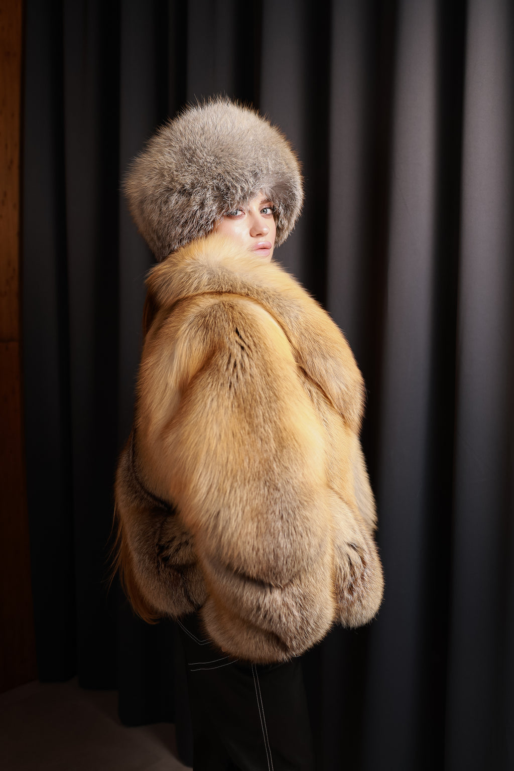 Шуба з хутра арктичної лисиці у жовто-білому