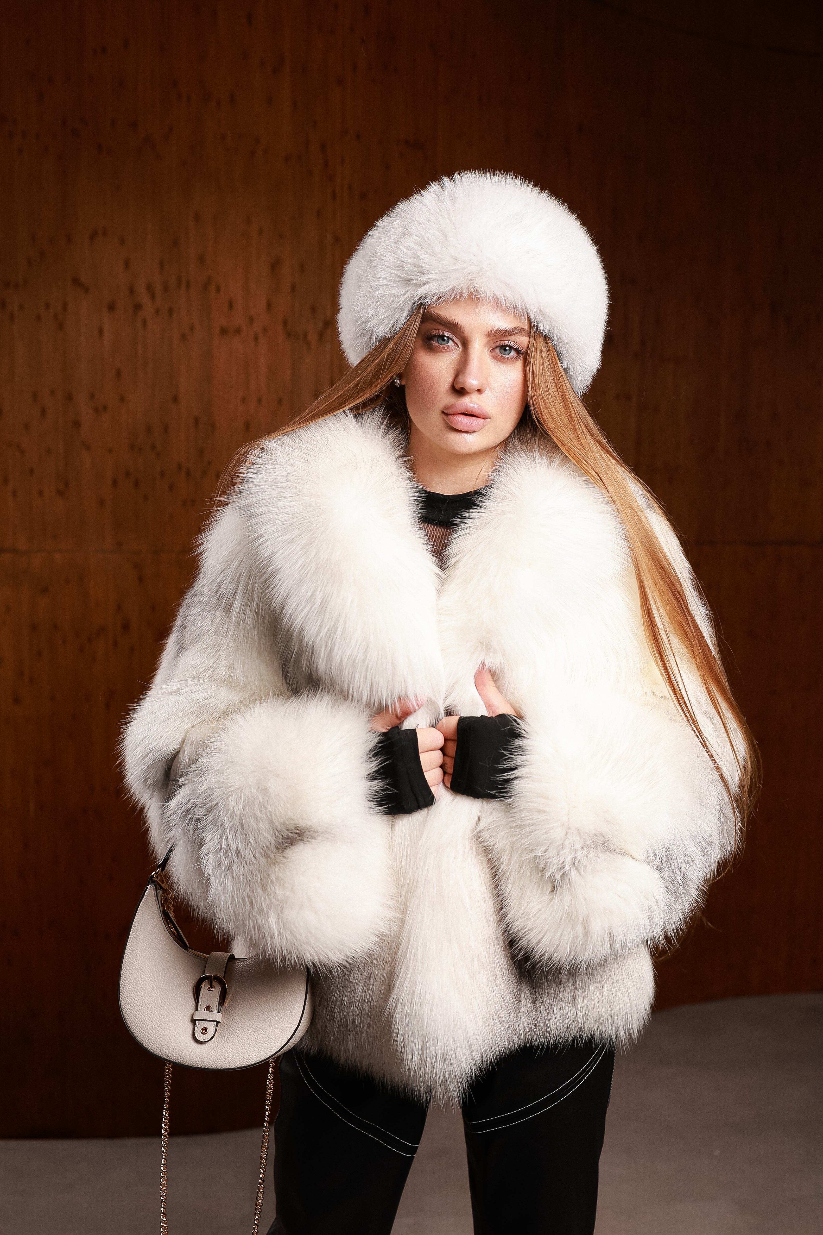 Шуба з арктичної лисиці у біло-сірому відтінку