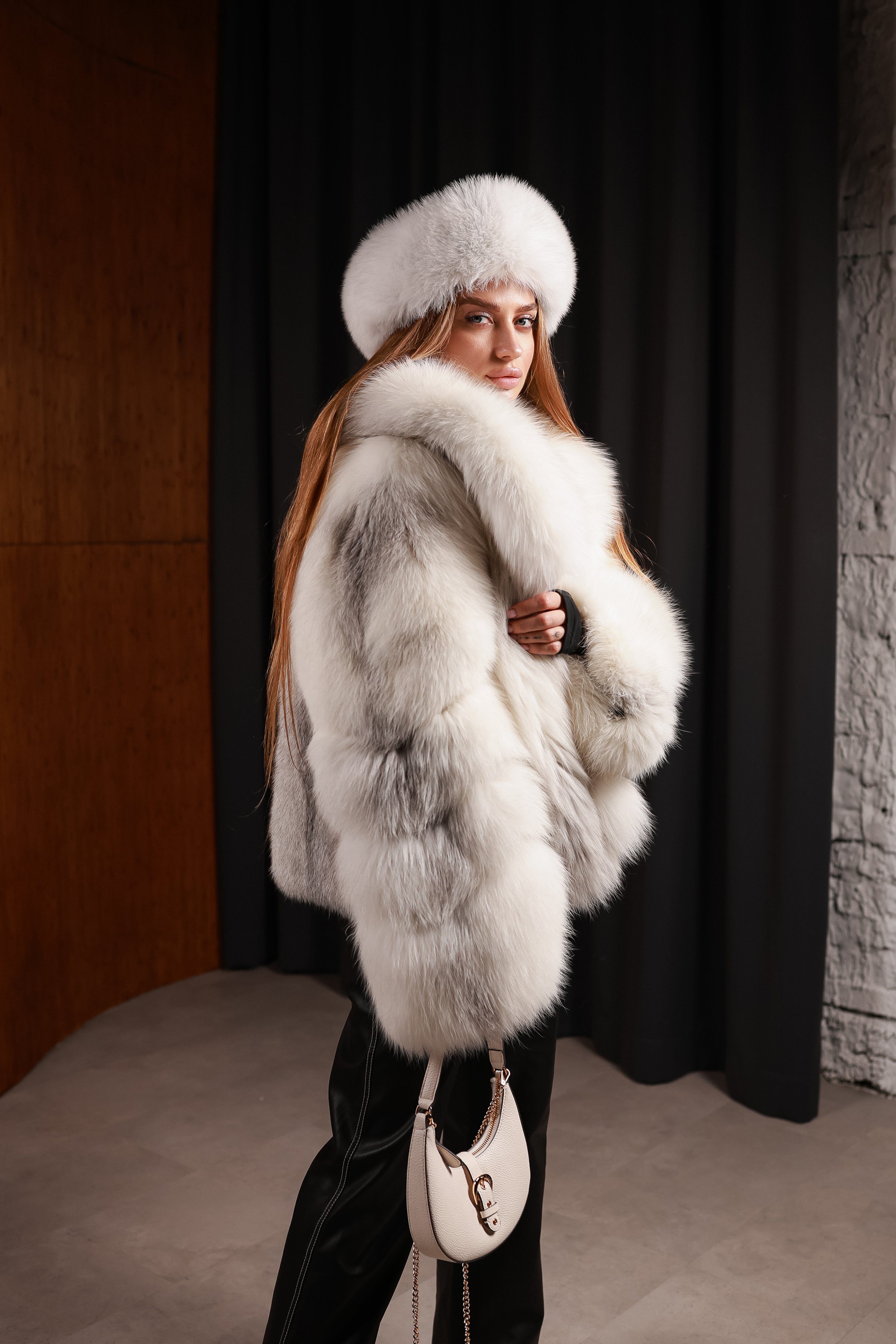 Шуба з арктичної лисиці у біло-сірому відтінку