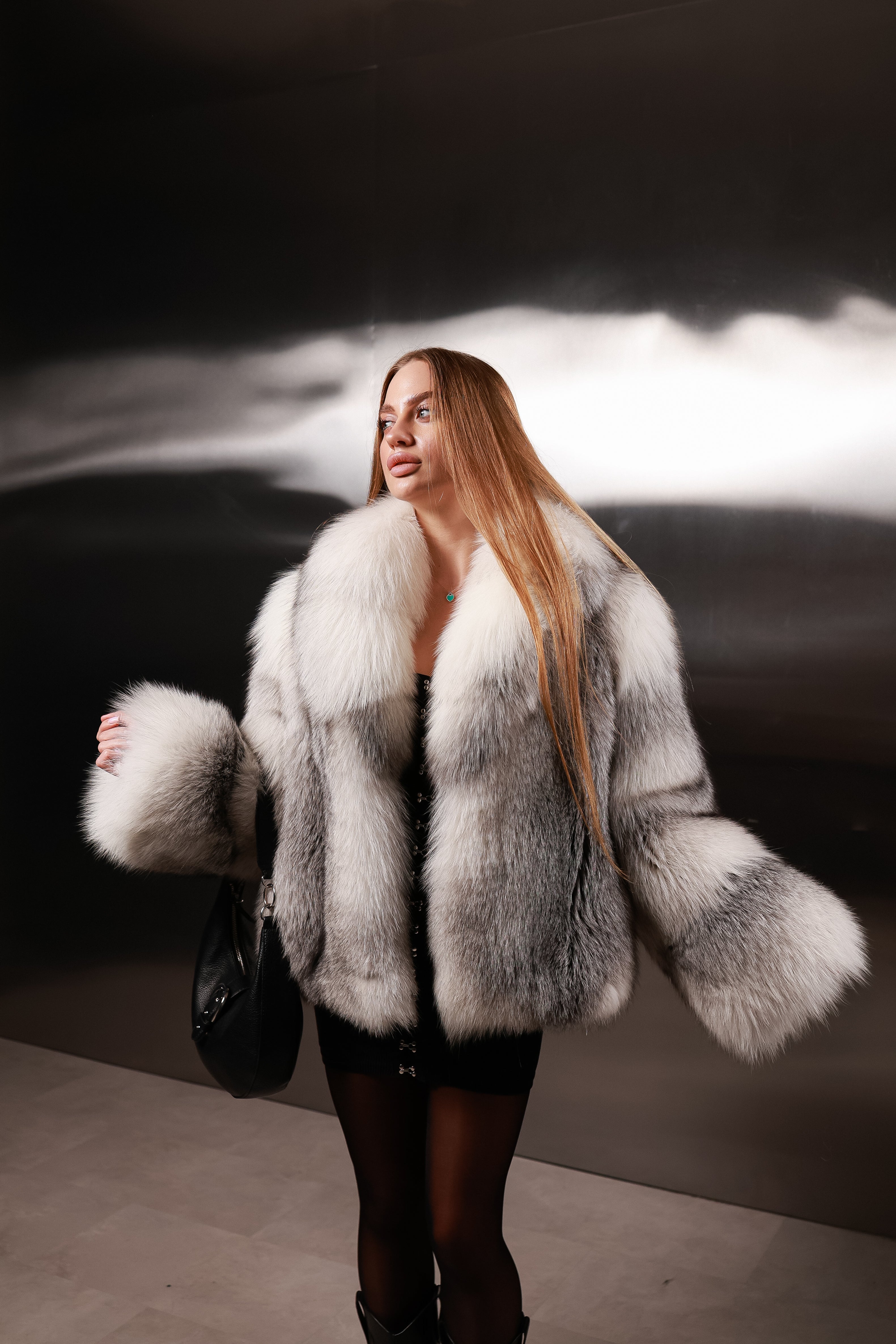 Шуба з арктичної лисиці у сіро-білому відтінку