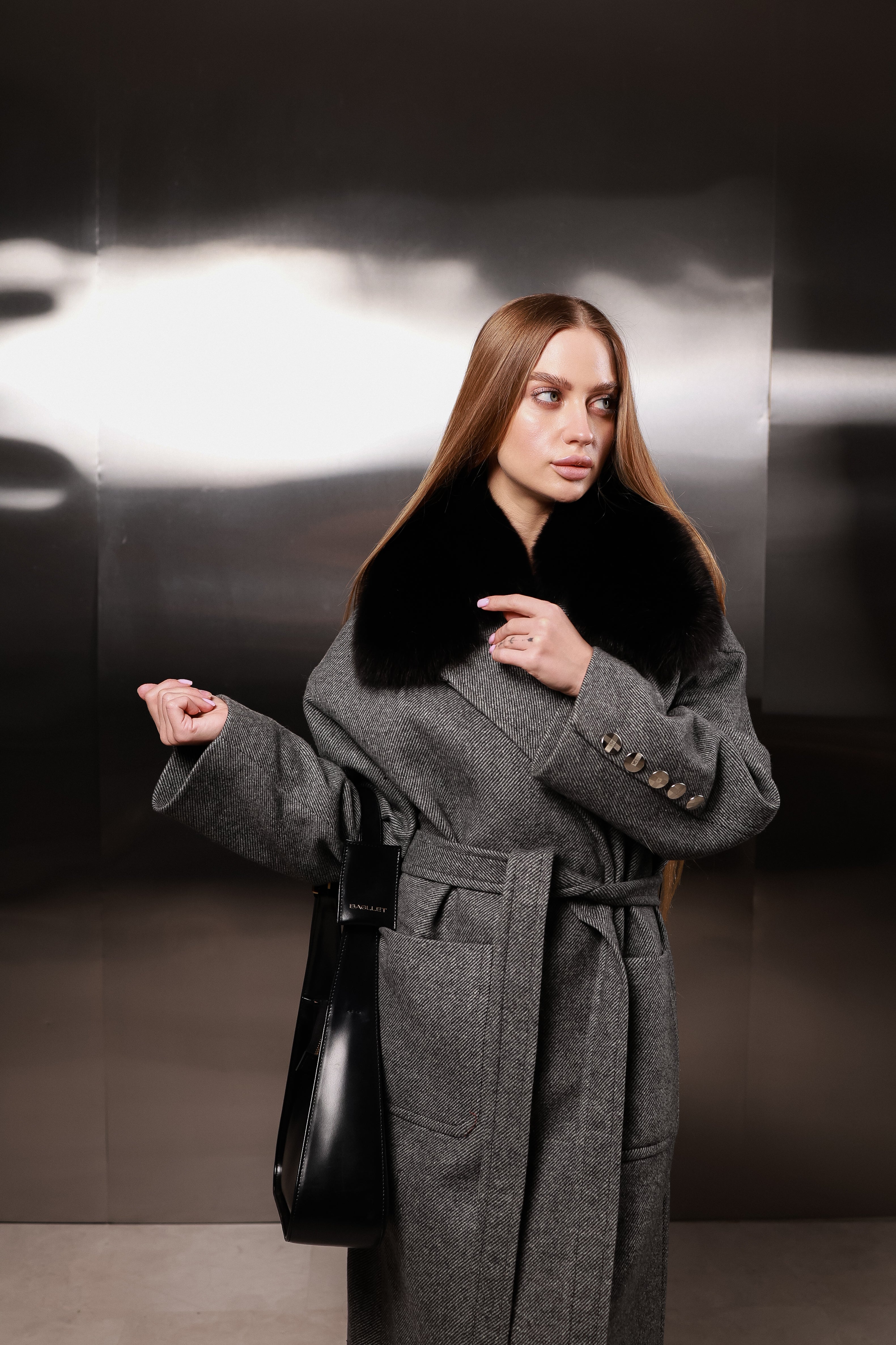 Кашемірове пальто у сірому кольорі -знімний песець