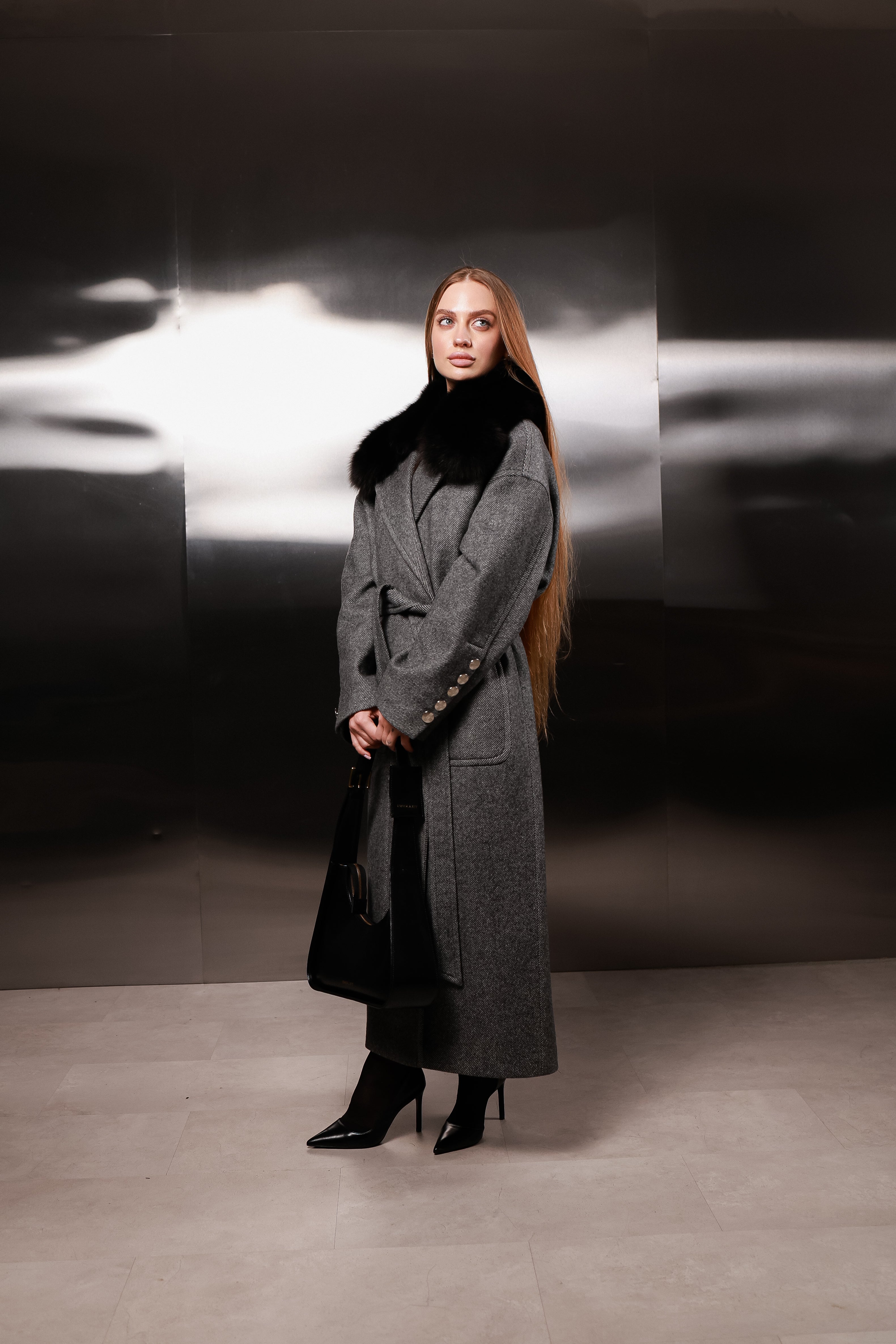 Кашемірове пальто у сірому кольорі -знімний песець