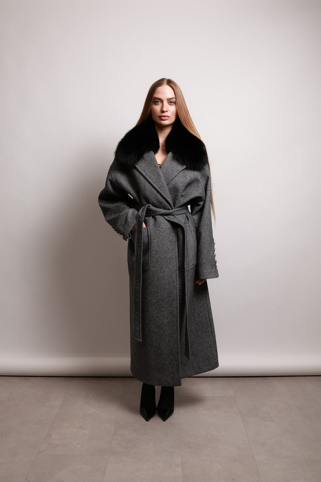 Кашемірове пальто у сірому кольорі -знімний песець