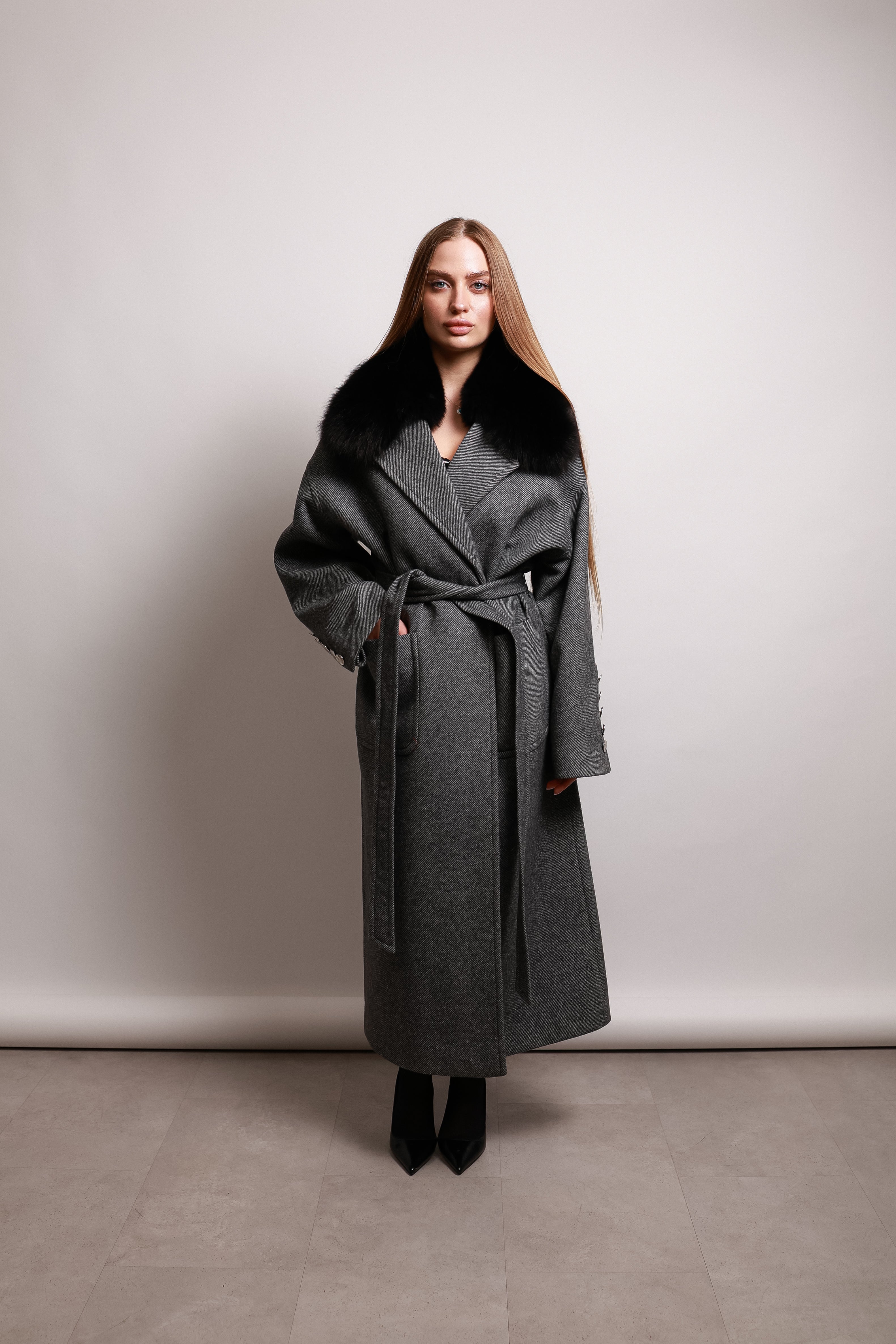 Кашемірове пальто у сірому кольорі -знімний песець