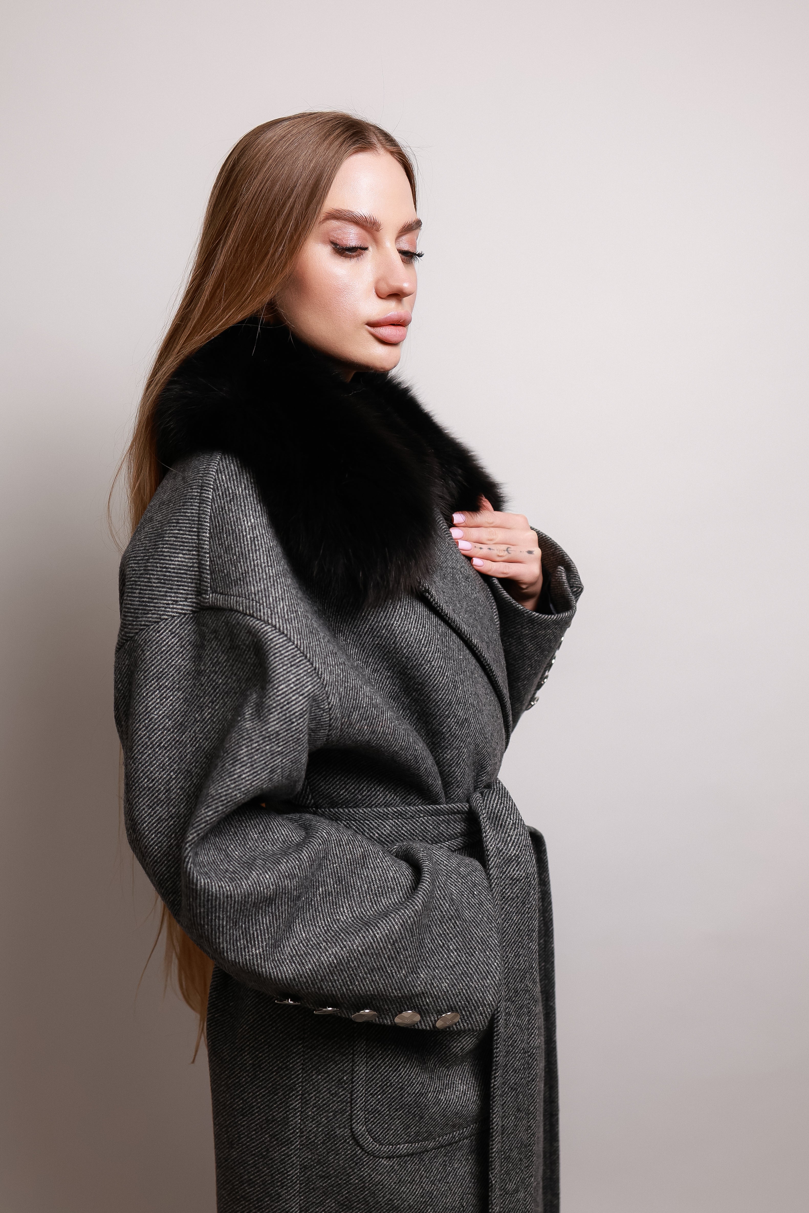 Кашемірове пальто у сірому кольорі -знімний песець