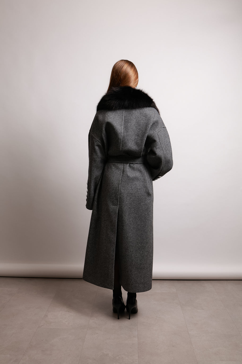 Кашемірове пальто у сірому кольорі -знімний песець