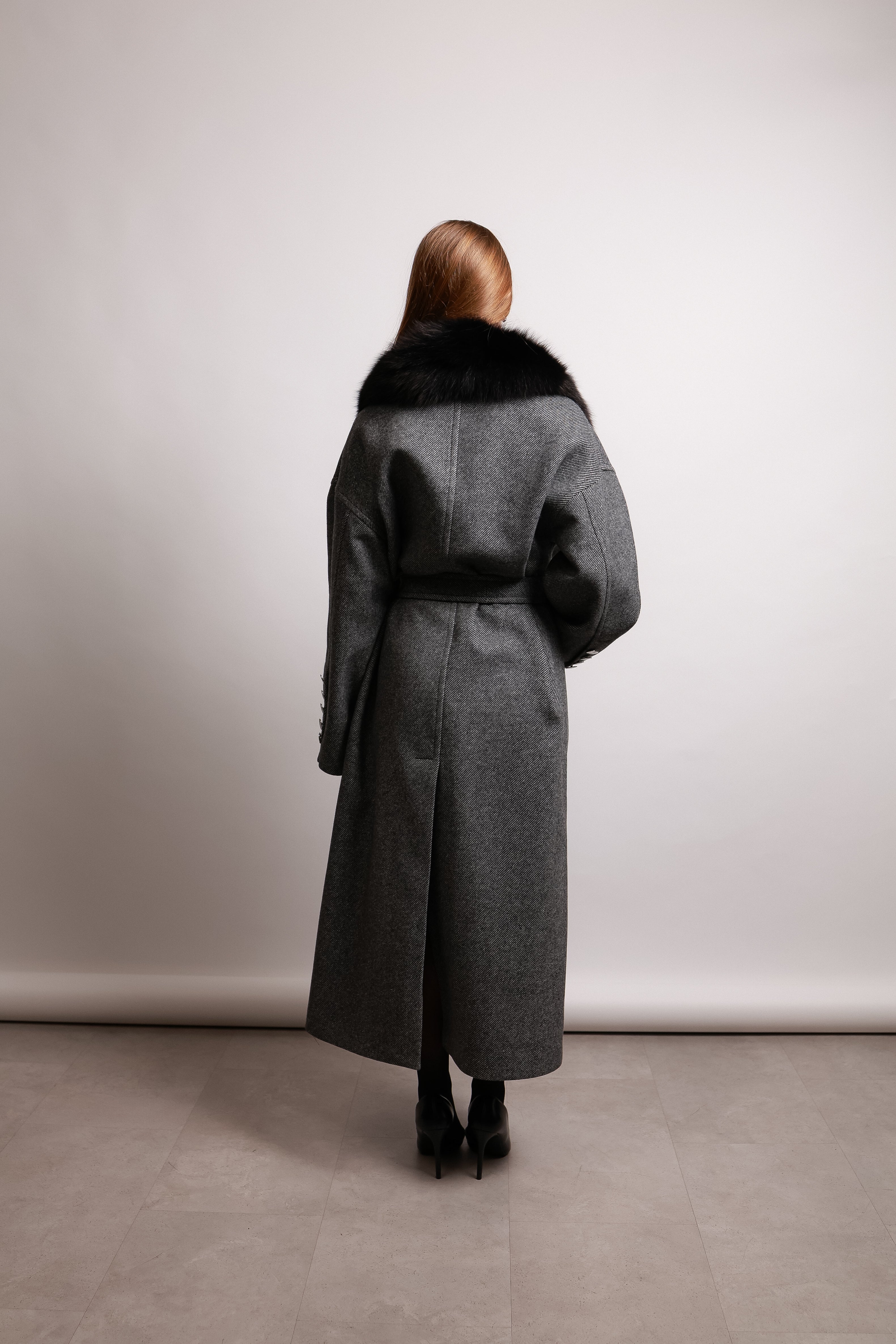 Кашемірове пальто у сірому кольорі -знімний песець