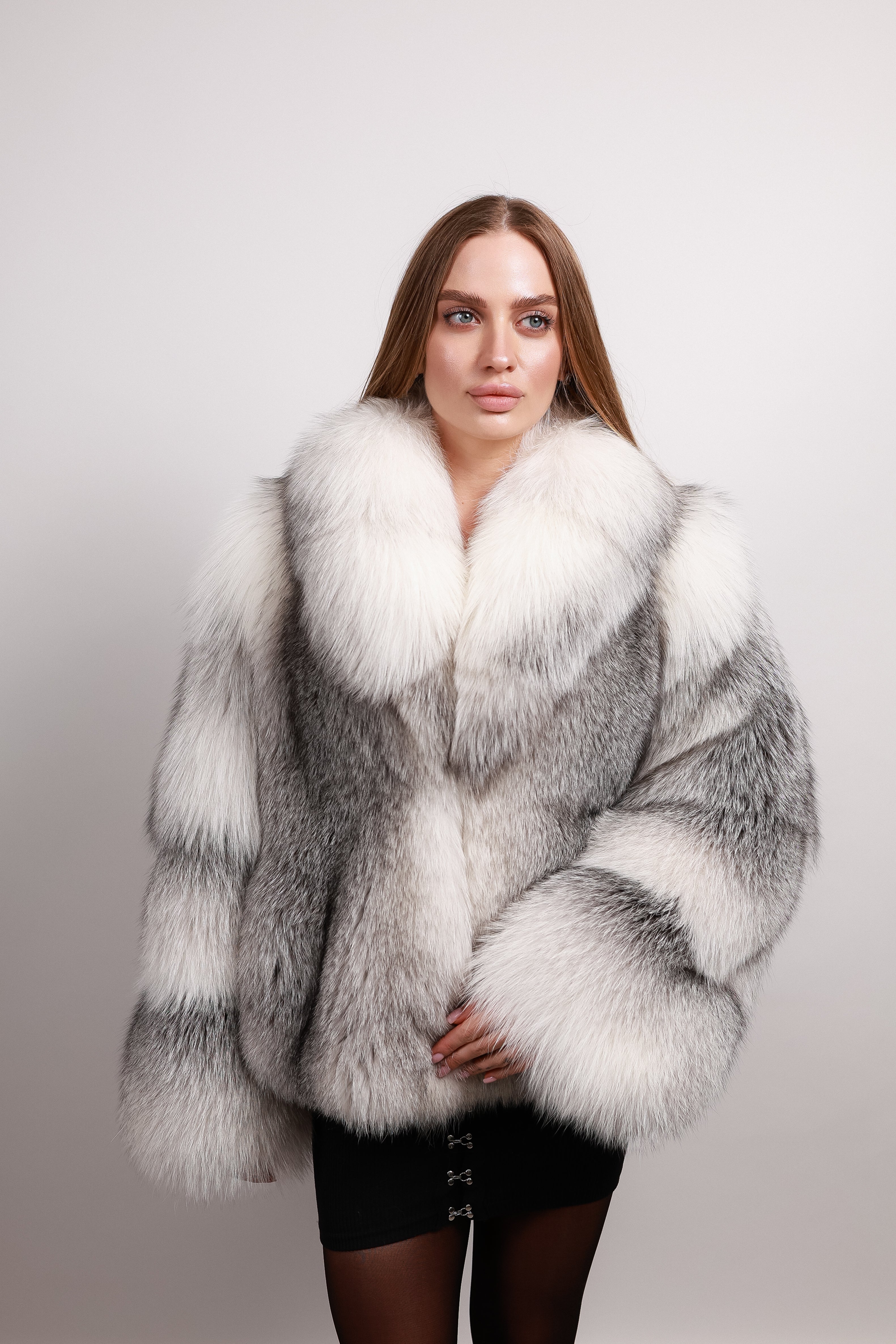 Шуба з арктичної лисиці у сіро-білому відтінку