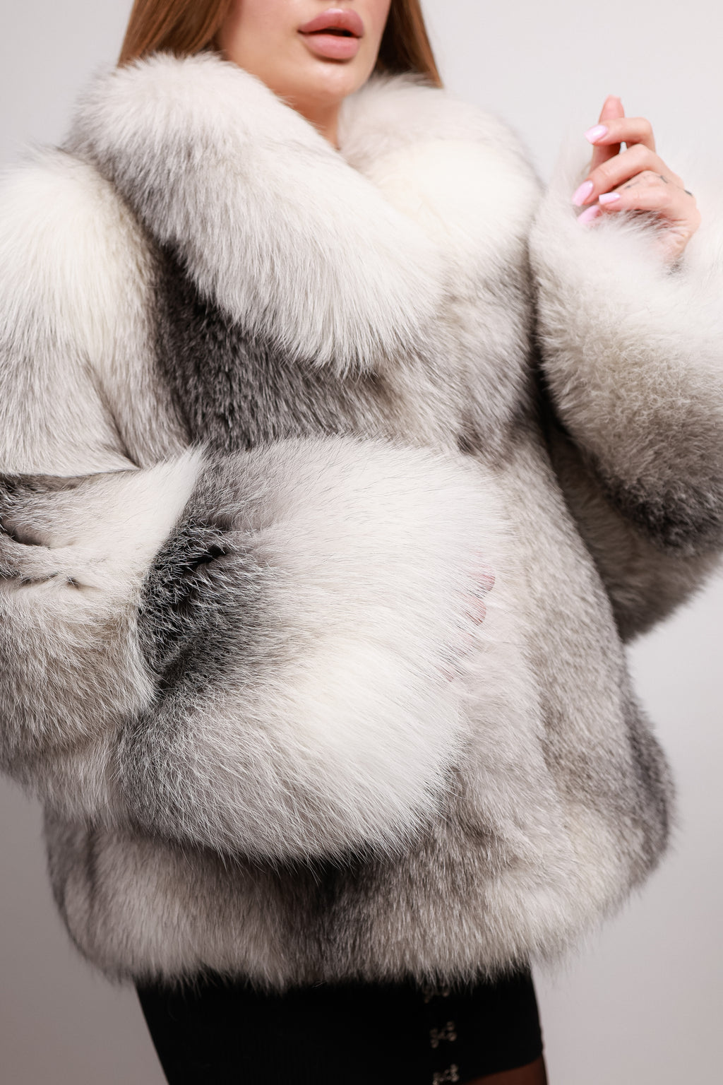 Шуба з арктичної лисиці у сіро-білому відтінку