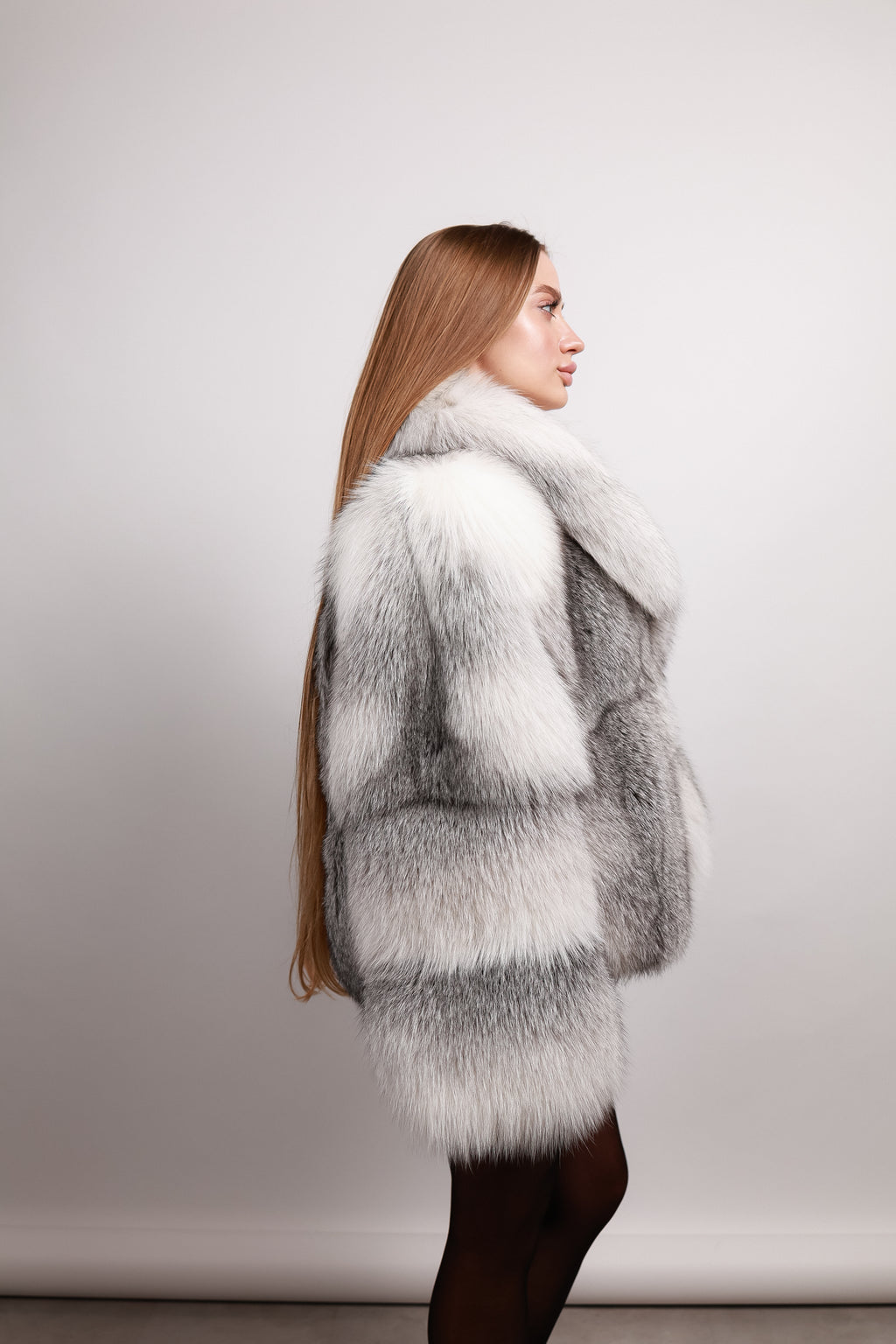 Шуба з арктичної лисиці у сіро-білому відтінку