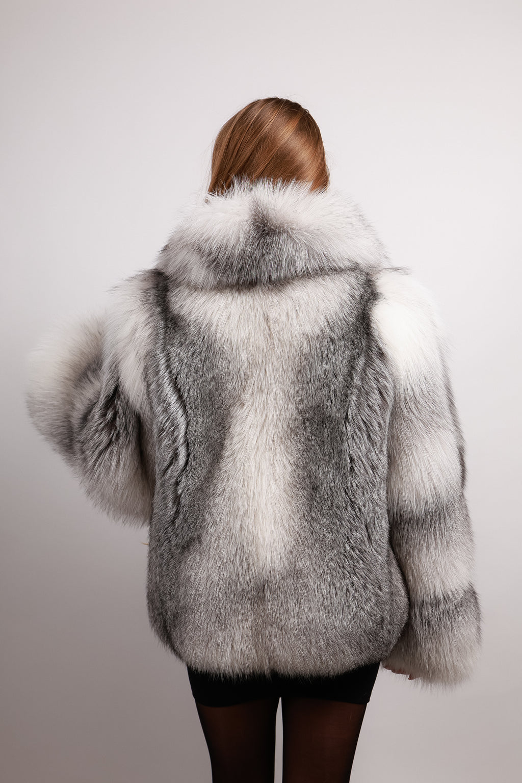 Шуба з арктичної лисиці у сіро-білому відтінку