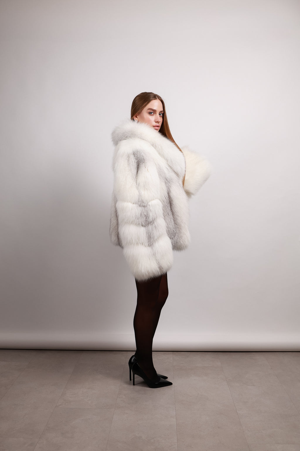 Шуба з арктичної лисиці у біло-сірому відтінку