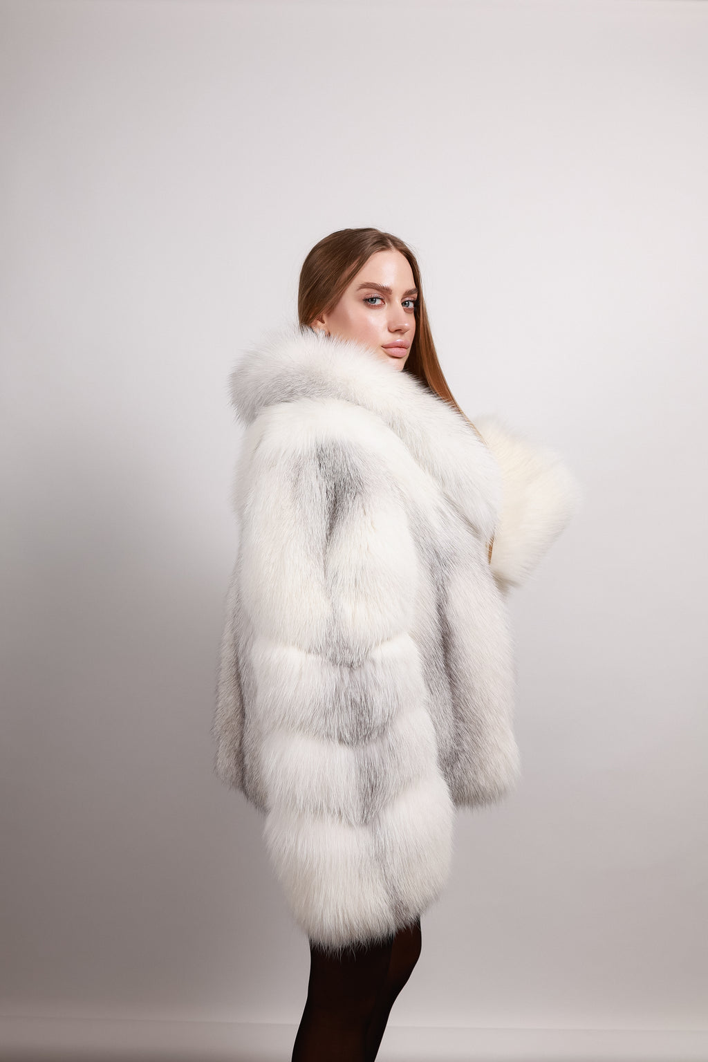 Шуба з арктичної лисиці у біло-сірому відтінку