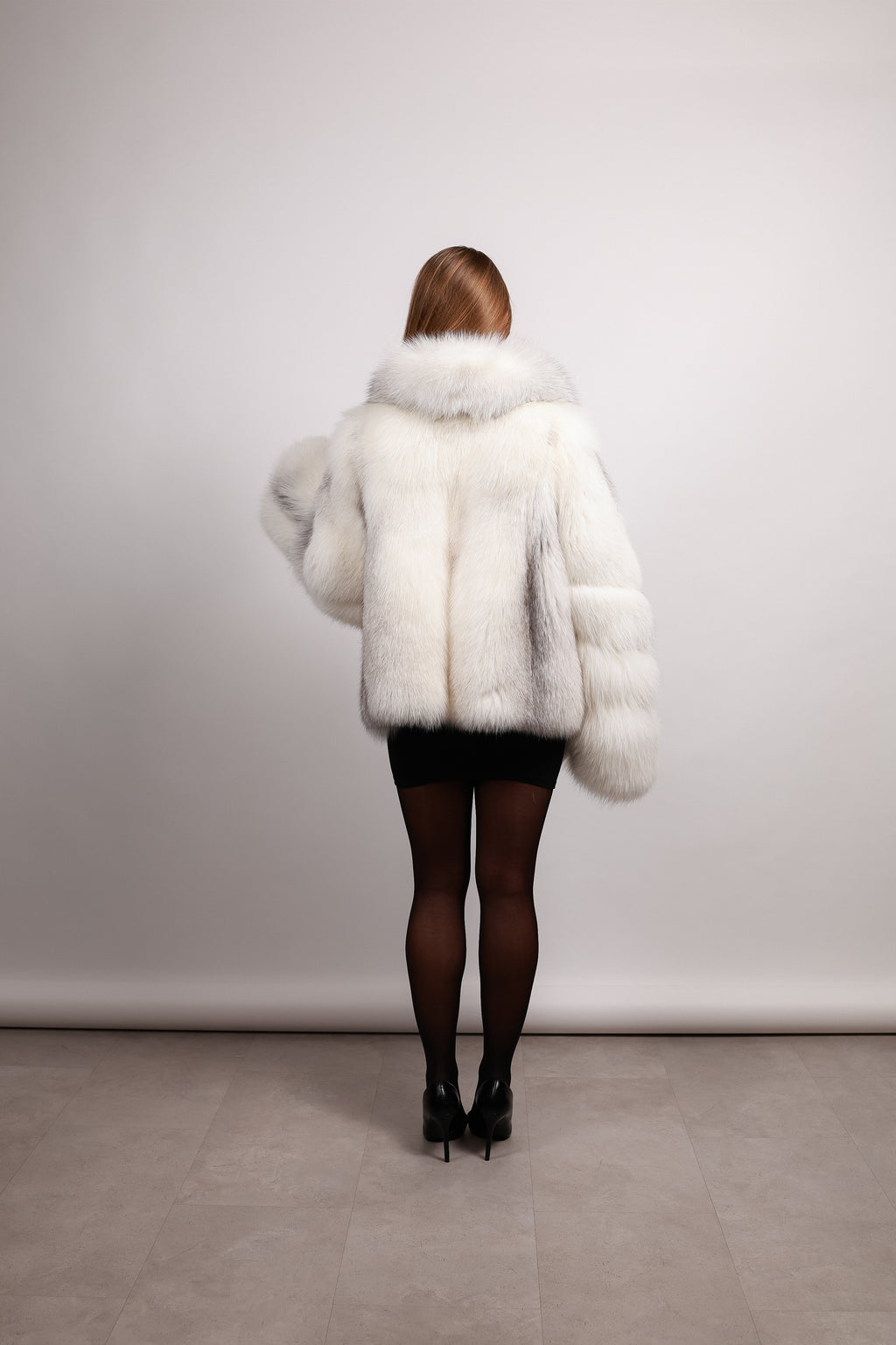 Шуба з арктичної лисиці у біло-сірому відтінку