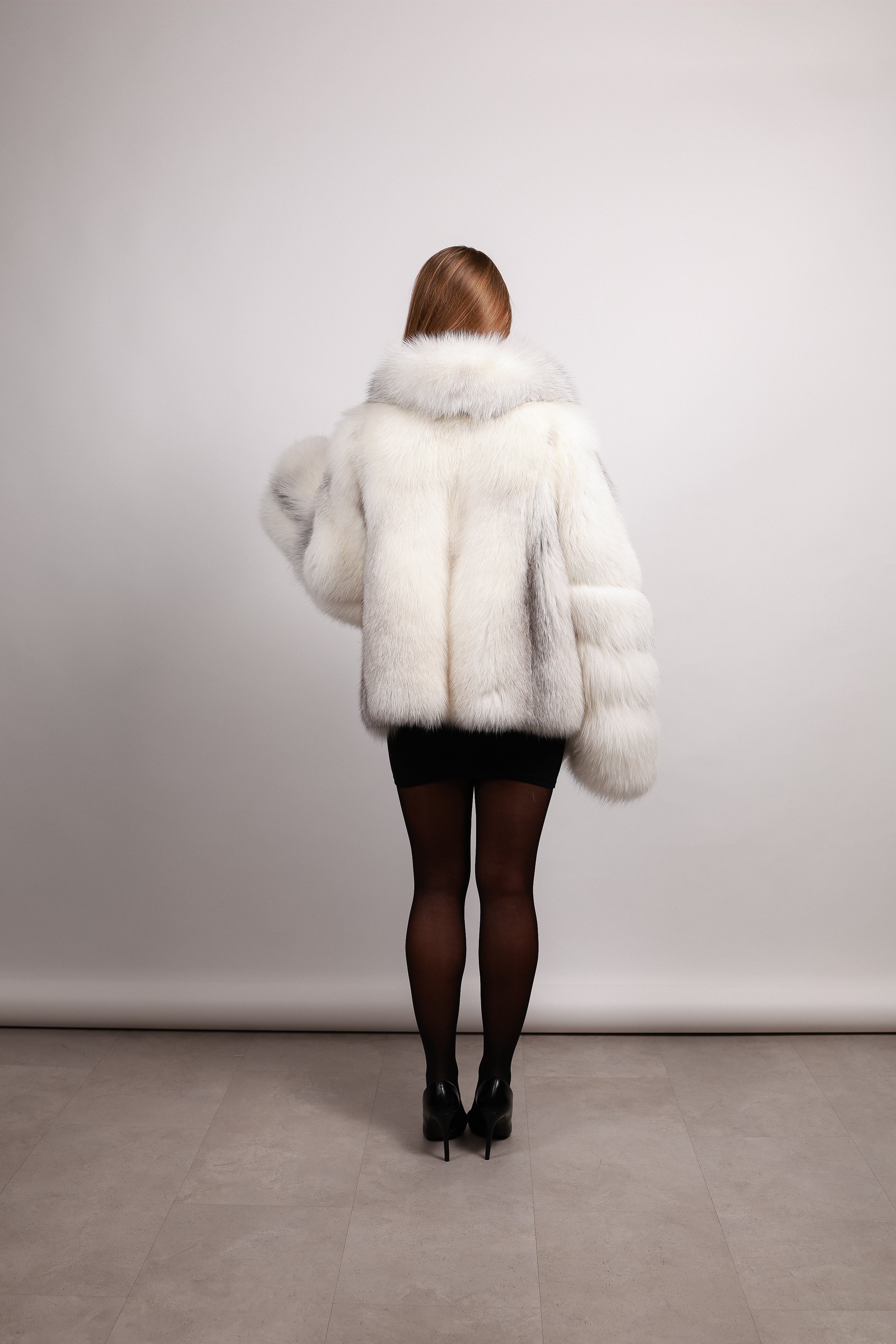 Шуба з арктичної лисиці у біло-сірому відтінку