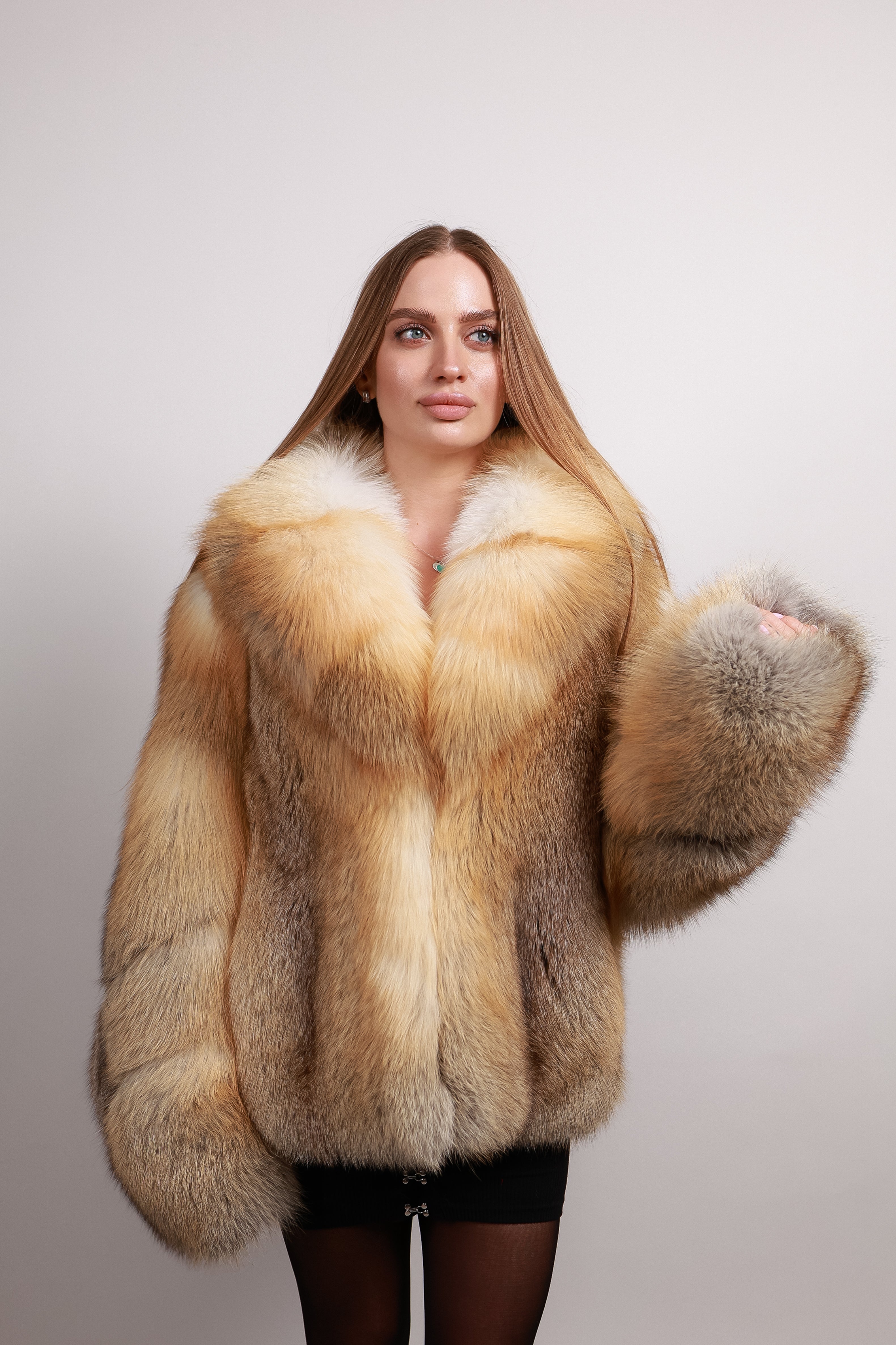 Шуба з хутра арктичної лисиці у жовто-білому