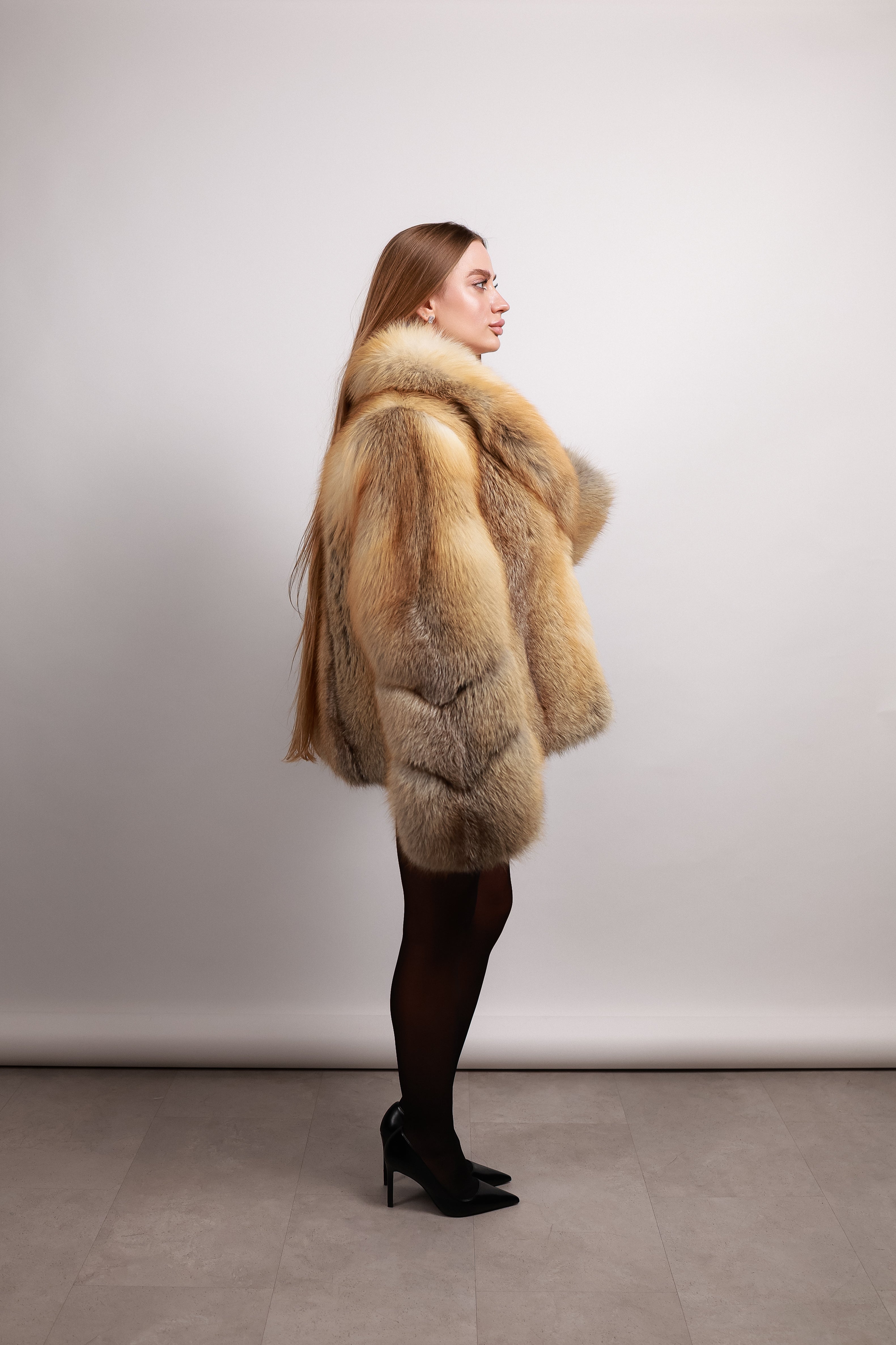 Шуба з хутра арктичної лисиці у жовто-білому