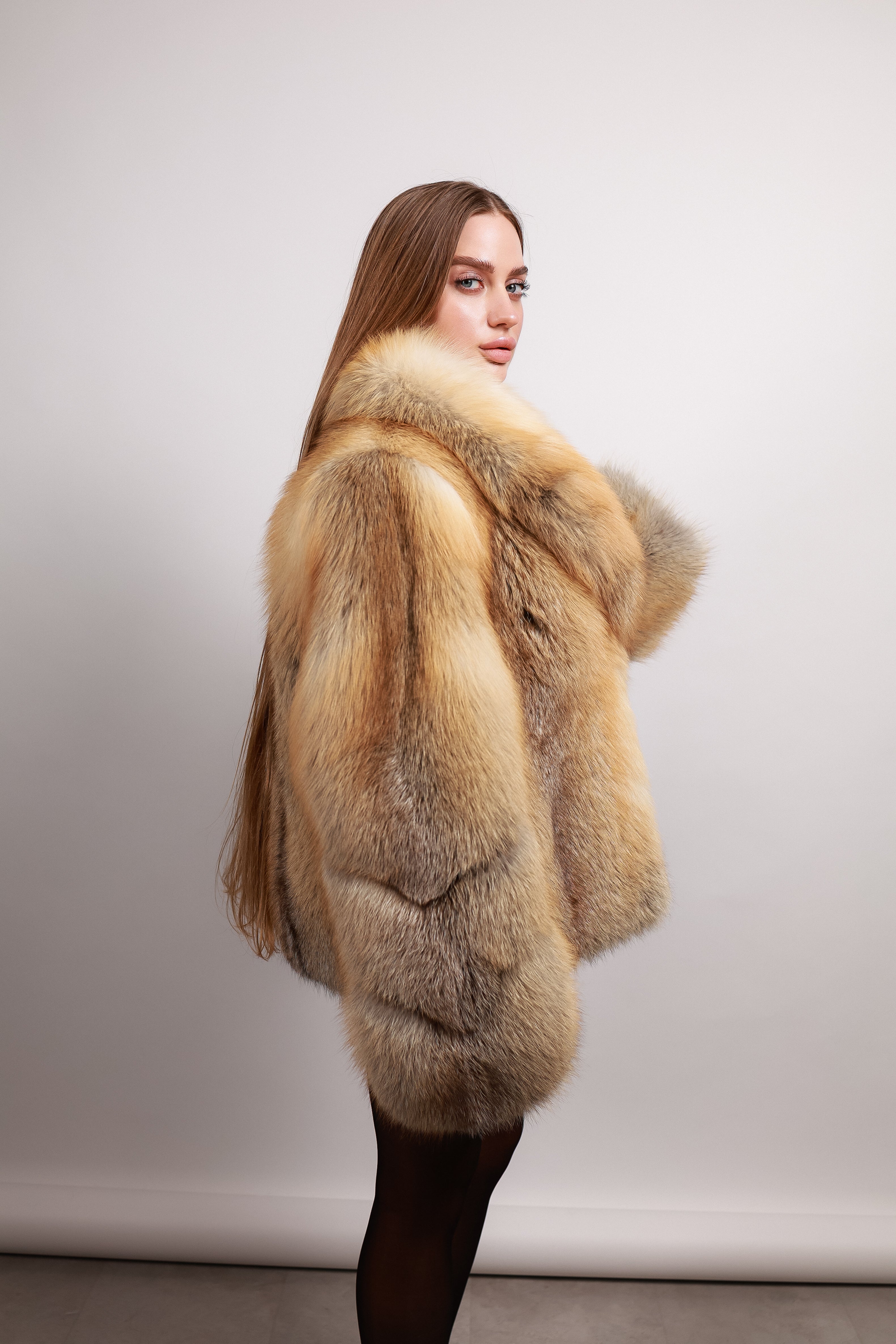 Шуба з хутра арктичної лисиці у жовто-білому