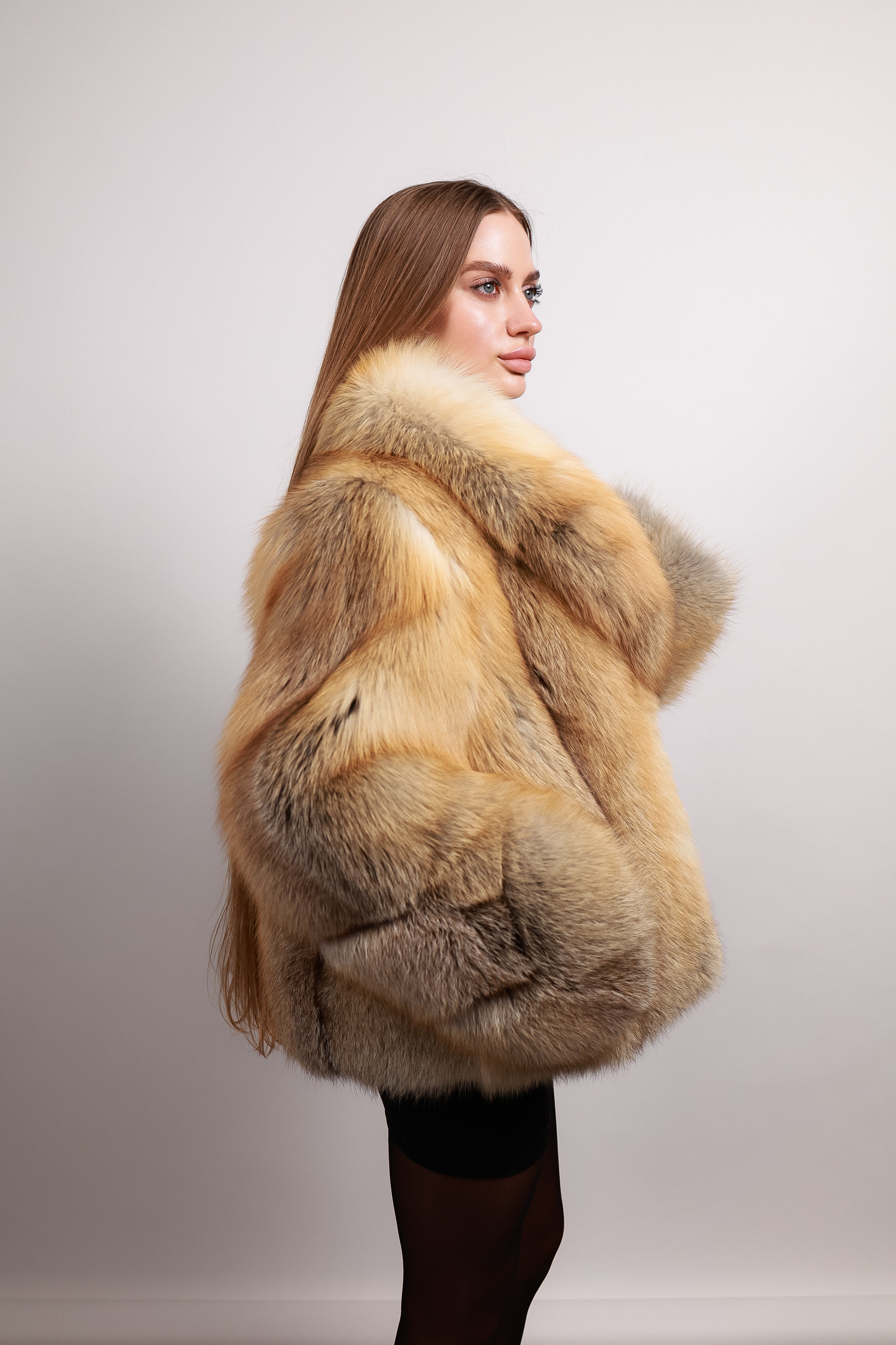 Шуба з хутра арктичної лисиці у жовто-білому