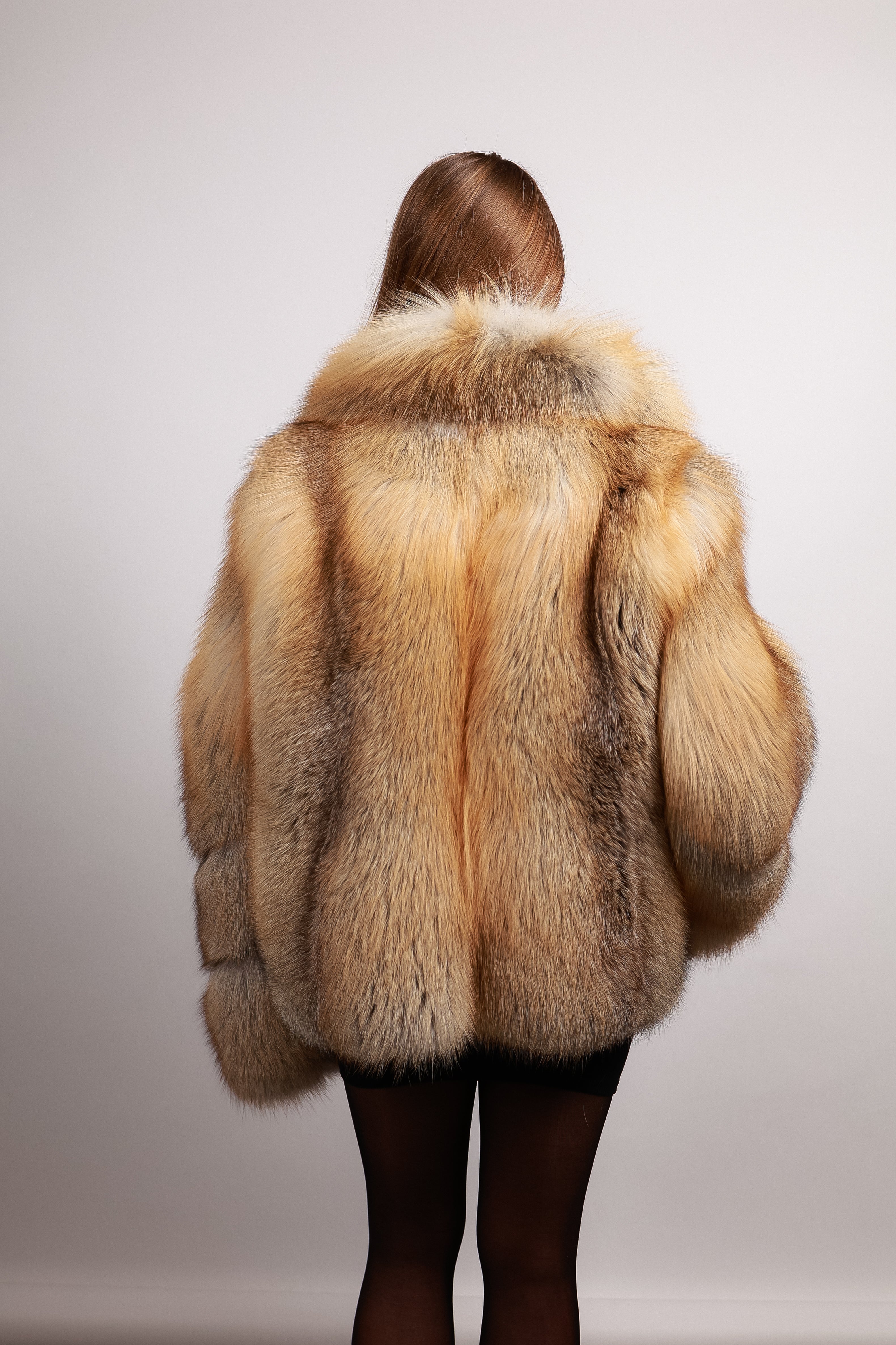 Шуба з хутра арктичної лисиці у жовто-білому