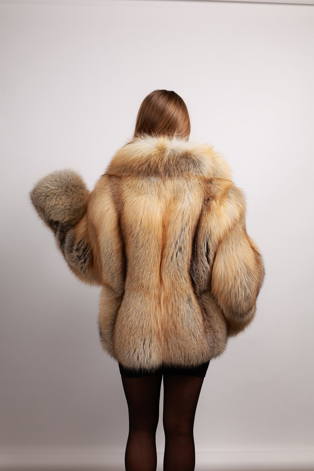 Шуба з хутра арктичної лисиці у жовто-білому