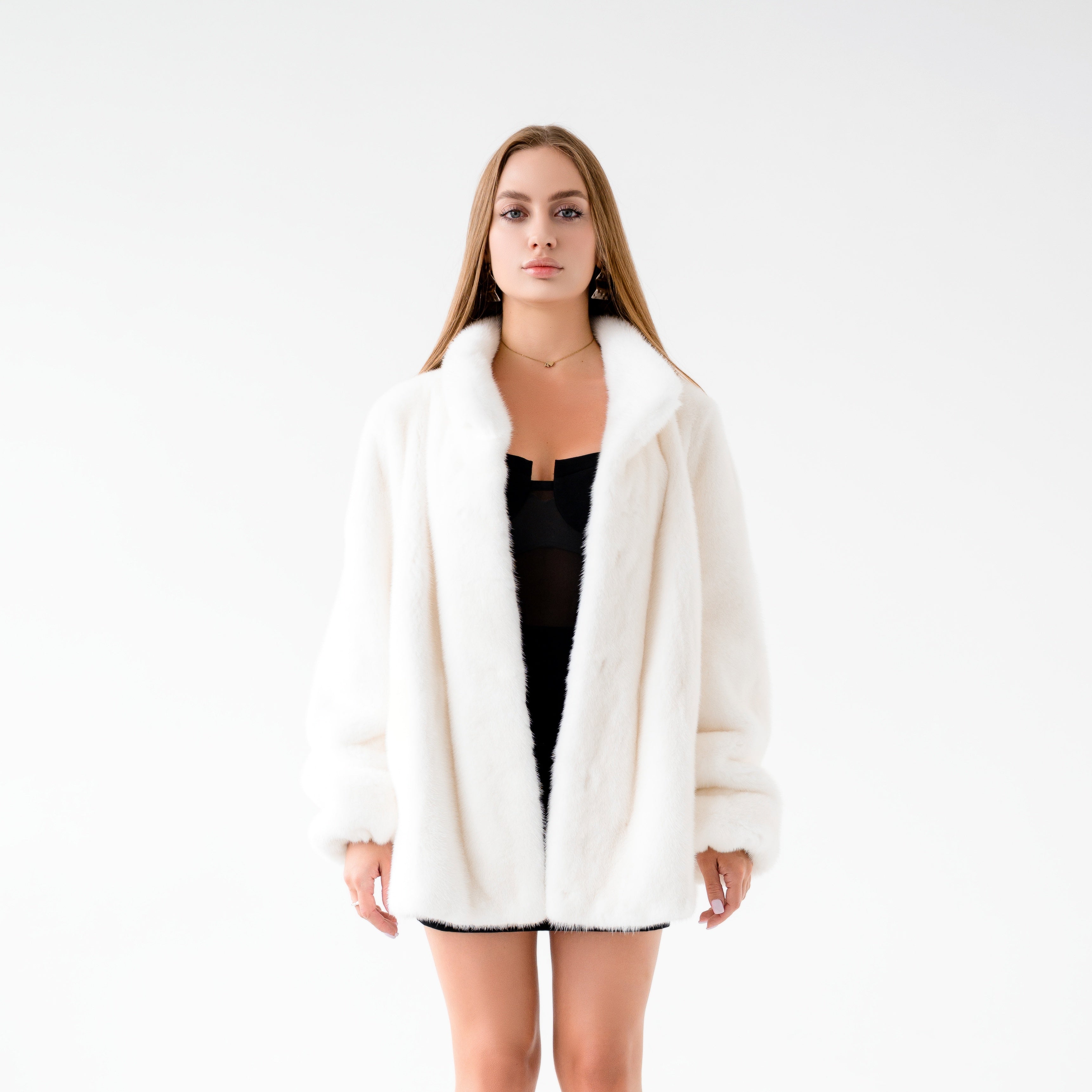 Шуба з хутра натуральної білої норки найвищої категорії - 65 см