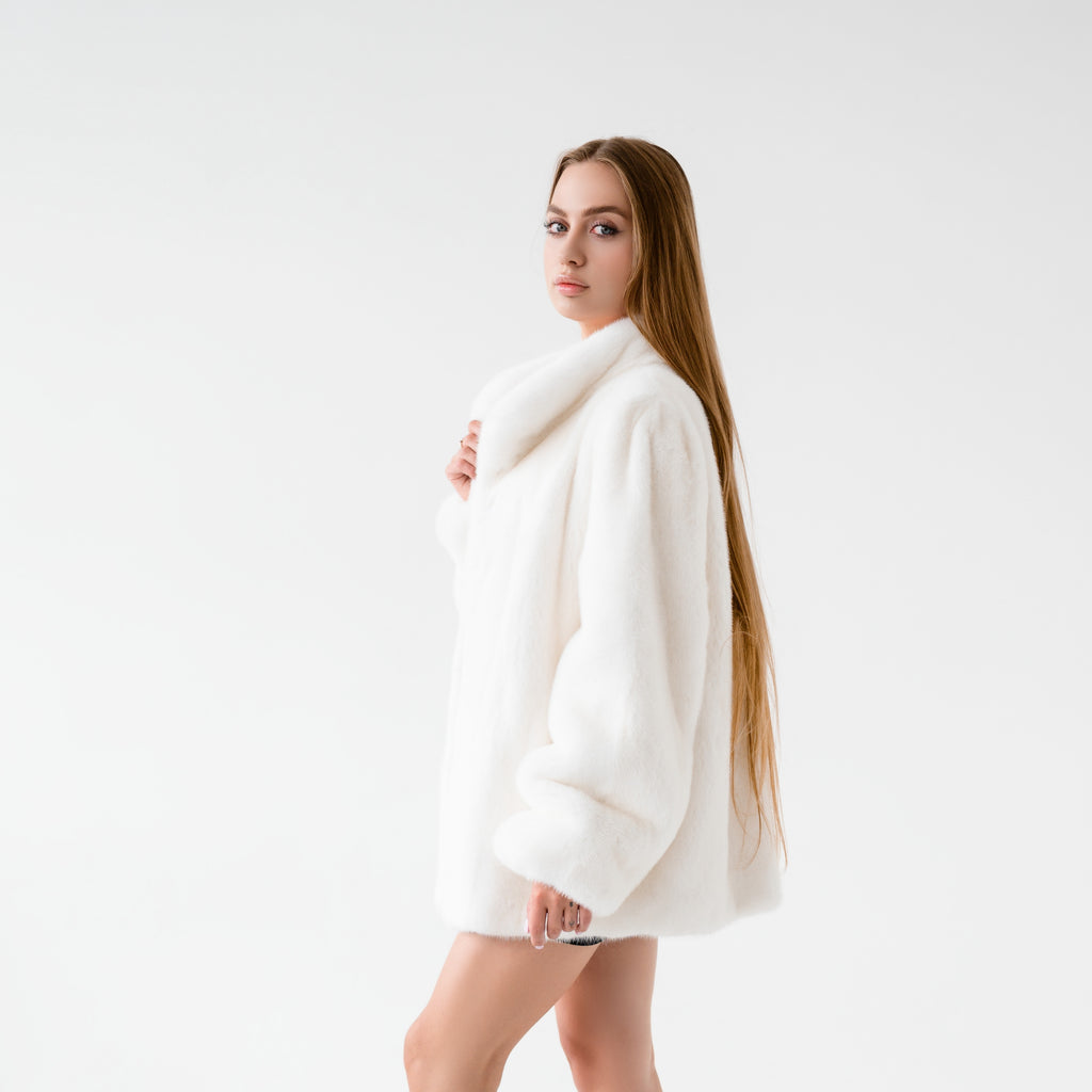 Шуба з хутра натуральної білої норки найвищої категорії - 65 см