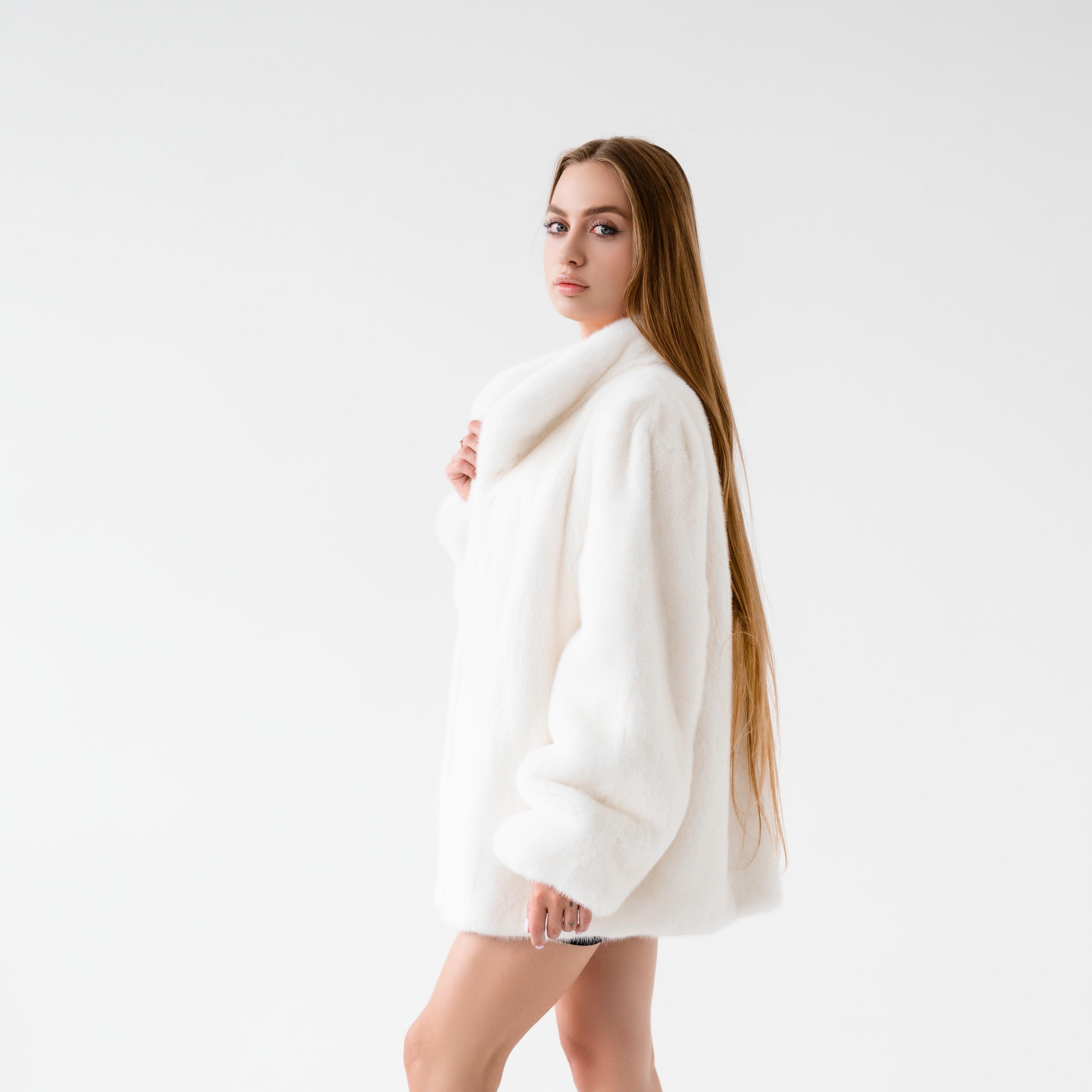 Шуба з хутра натуральної білої норки найвищої категорії - 65 см