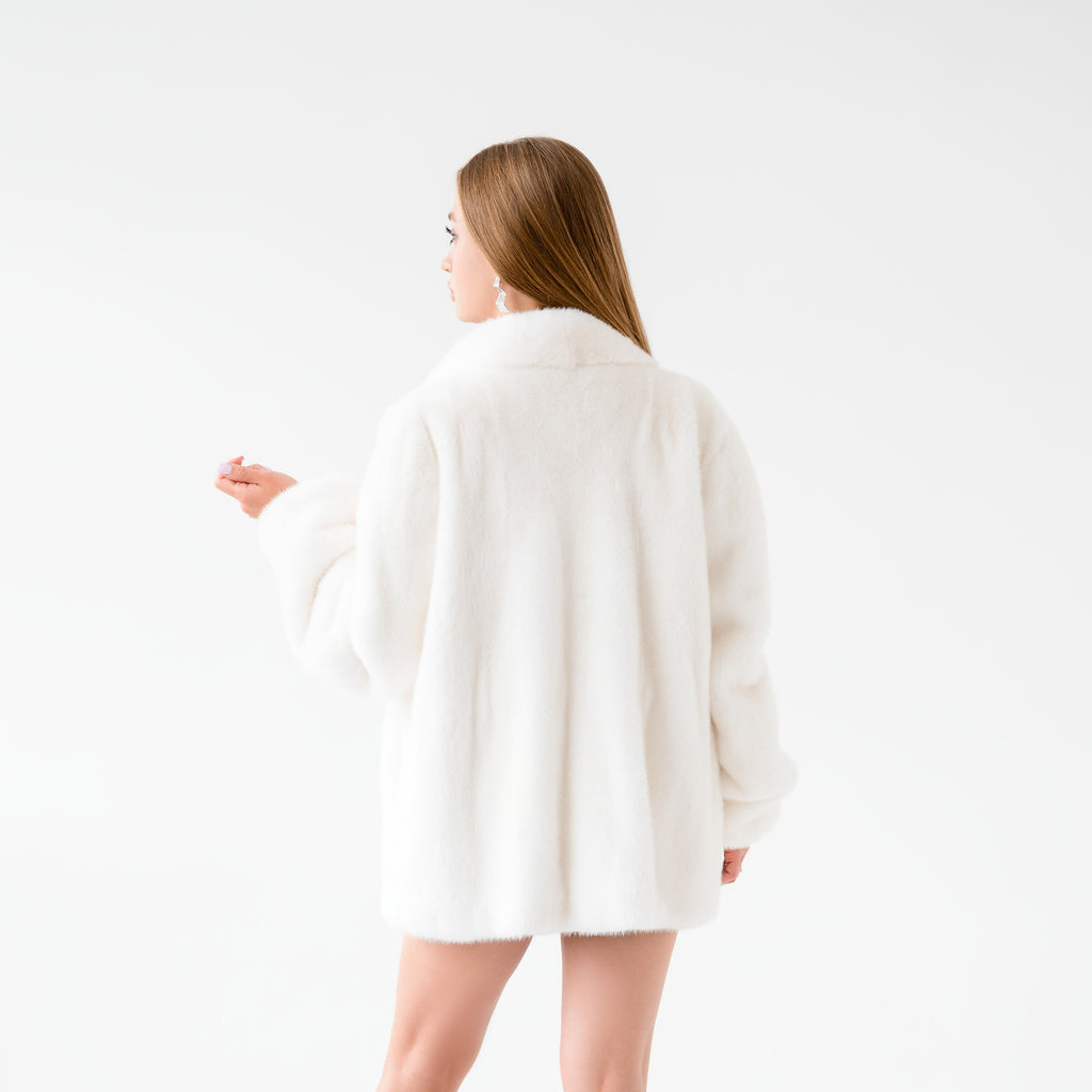 Шуба з хутра натуральної білої норки найвищої категорії - 65 см