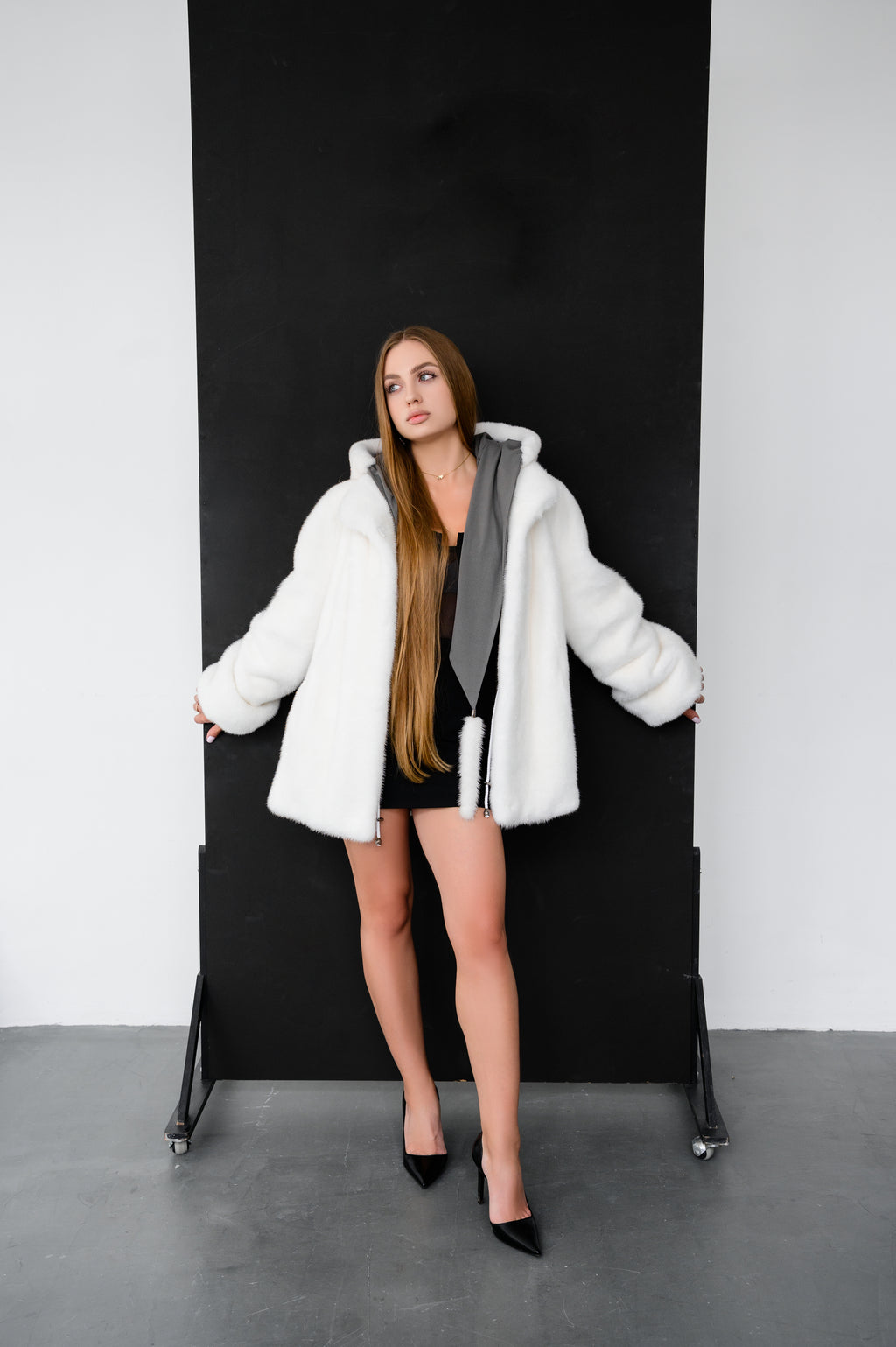 Шуба з хутра натуральної білої норки найвищої категорії - 65 см