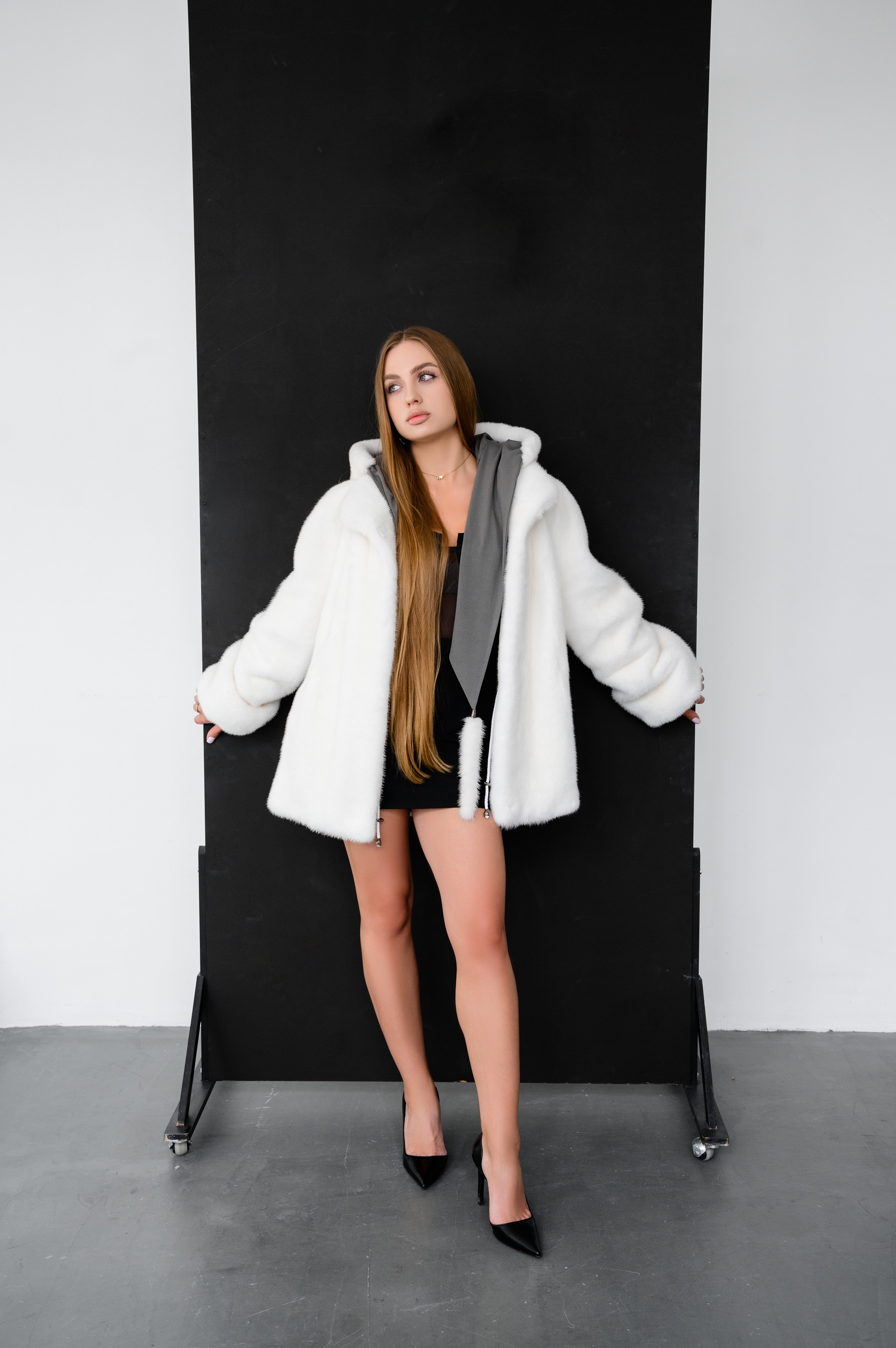 Шуба з хутра натуральної білої норки найвищої категорії - 65 см