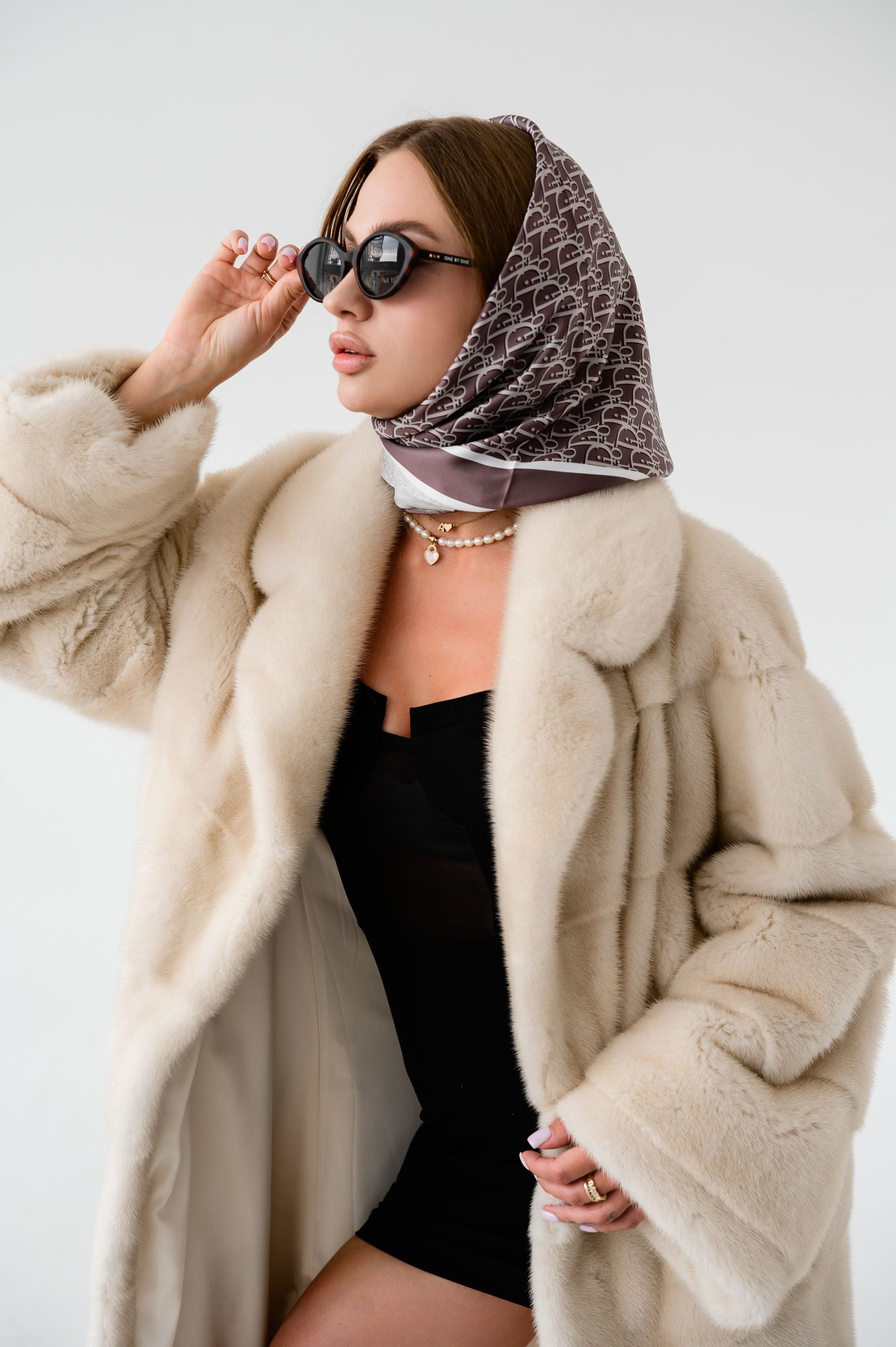 Шуба з хутра норки кольору «natural pearl» – поперечка, 110 см