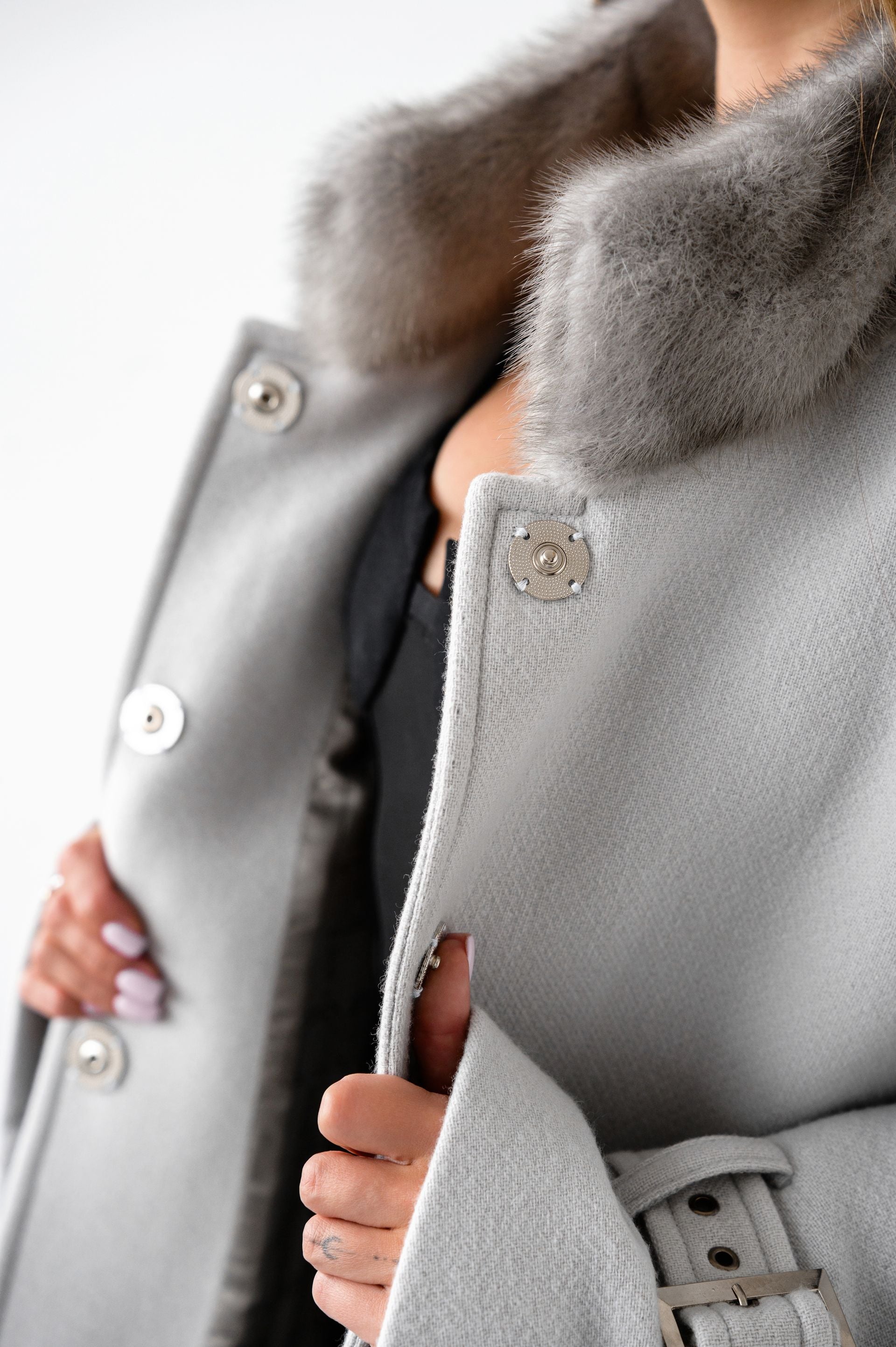 Сіре пальто з натуральною канадською норкою – 118 см