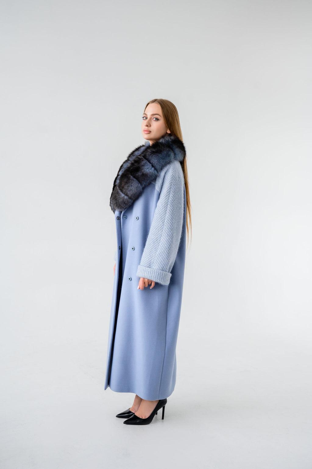 Ексклюзивне пальто зі зйомним ковніром з хутра песця- 121 см, ніжно-блакитний