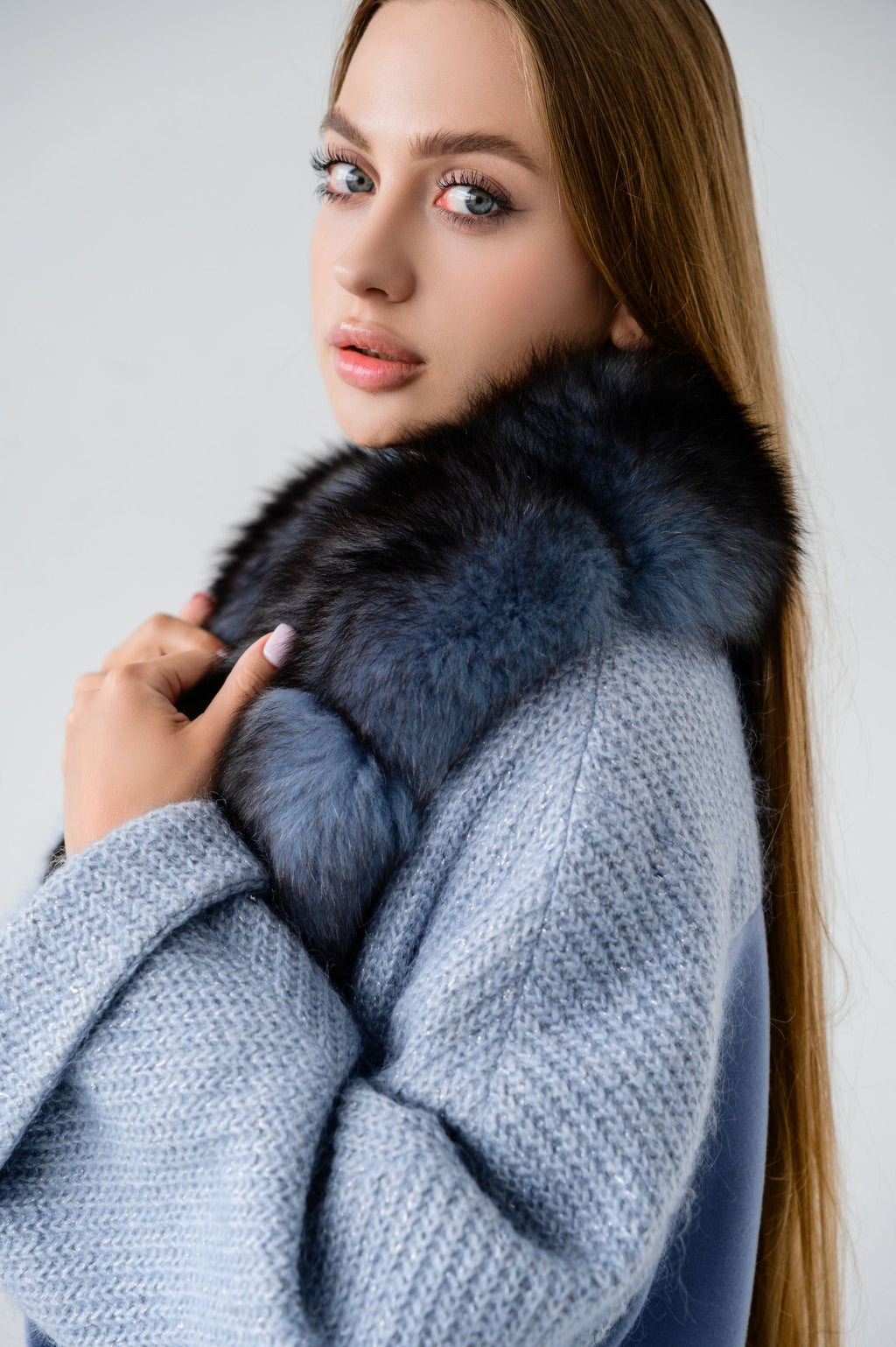 Ексклюзивне пальто зі зйомним ковніром з хутра песця- 121 см, ніжно-блакитний