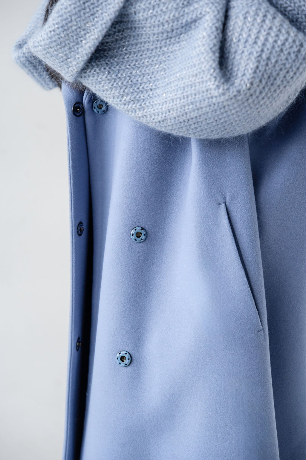 Ексклюзивне пальто зі зйомним ковніром з хутра песця- 121 см, ніжно-блакитний