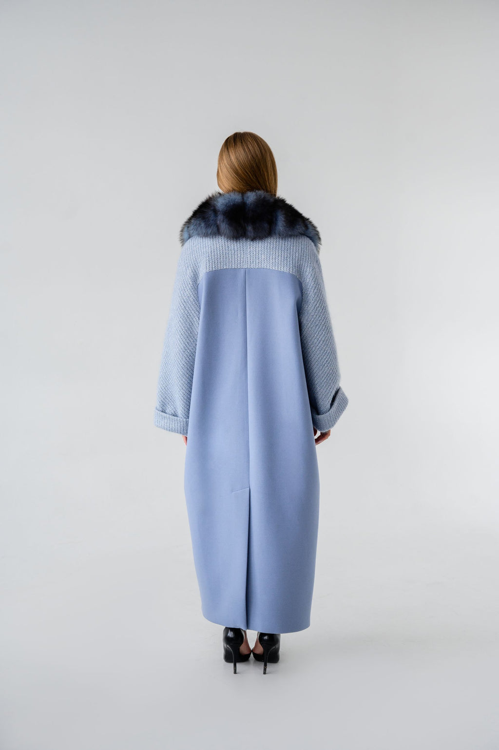 Ексклюзивне пальто зі зйомним ковніром з хутра песця- 121 см, ніжно-блакитний