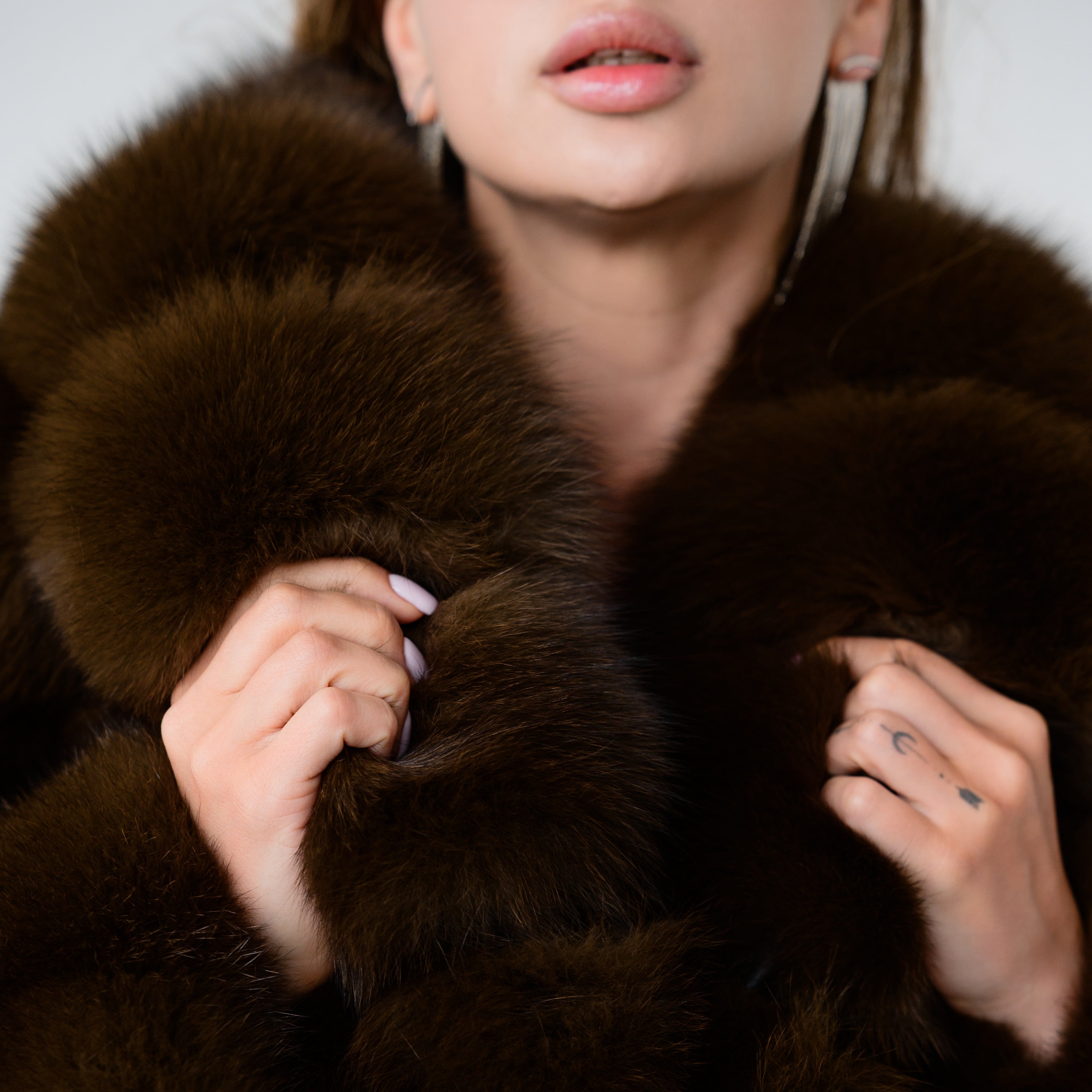 Шуба з хутра песця- колір коричневий