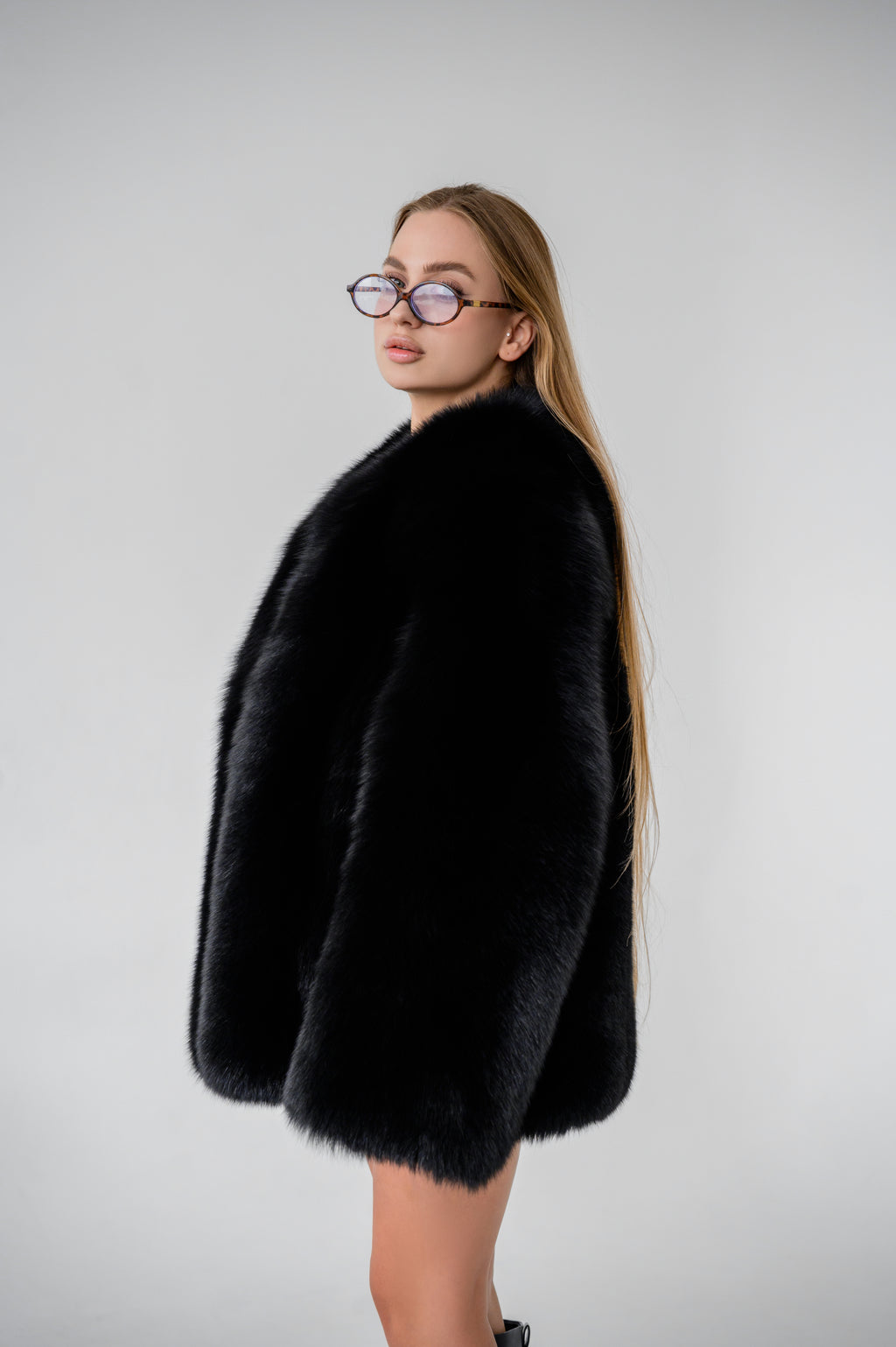 Шуба з хутра фінського песця - цільні пластини, чорний колір
