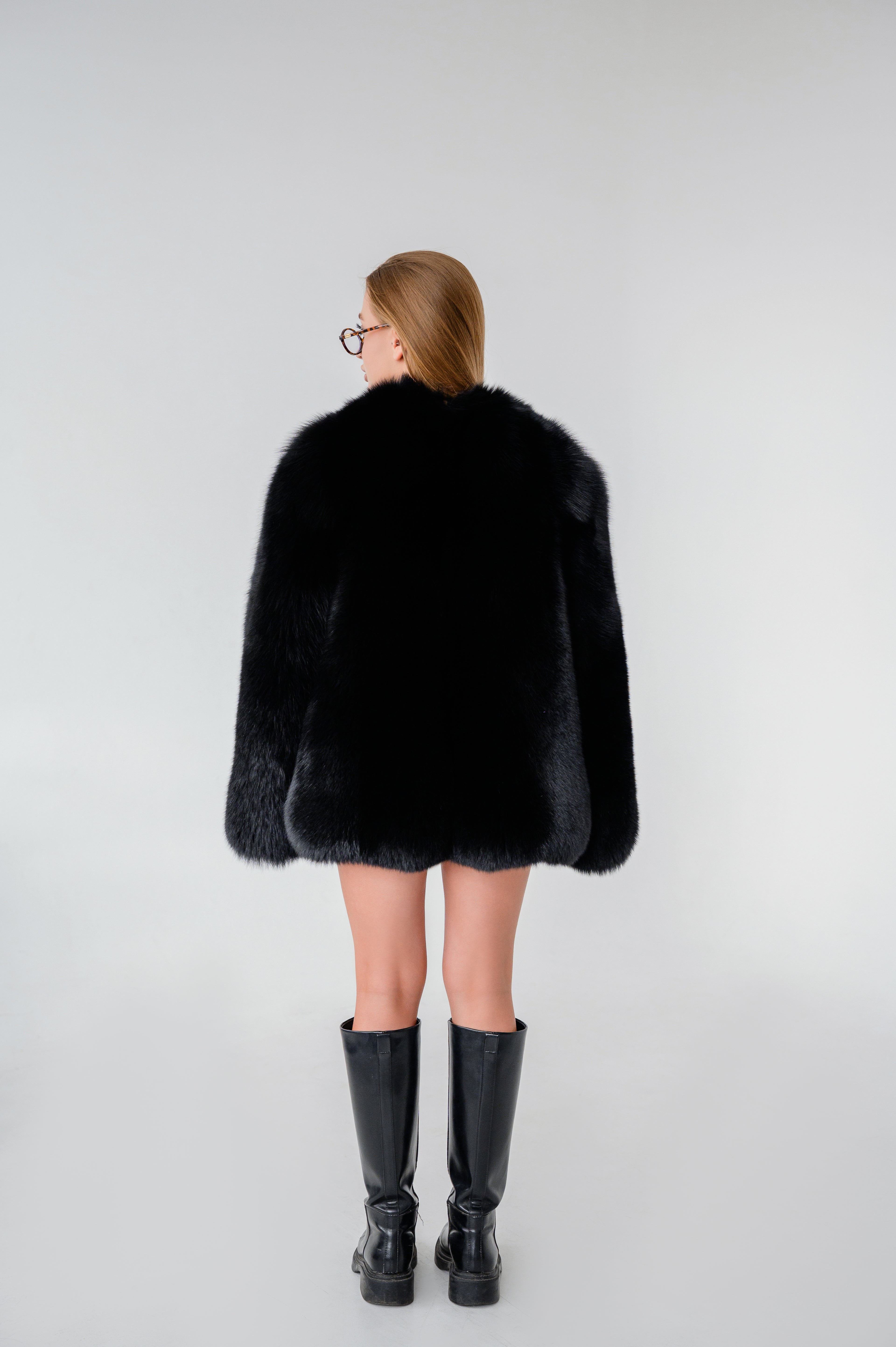 Шуба з хутра фінського песця - цільні пластини, чорний колір