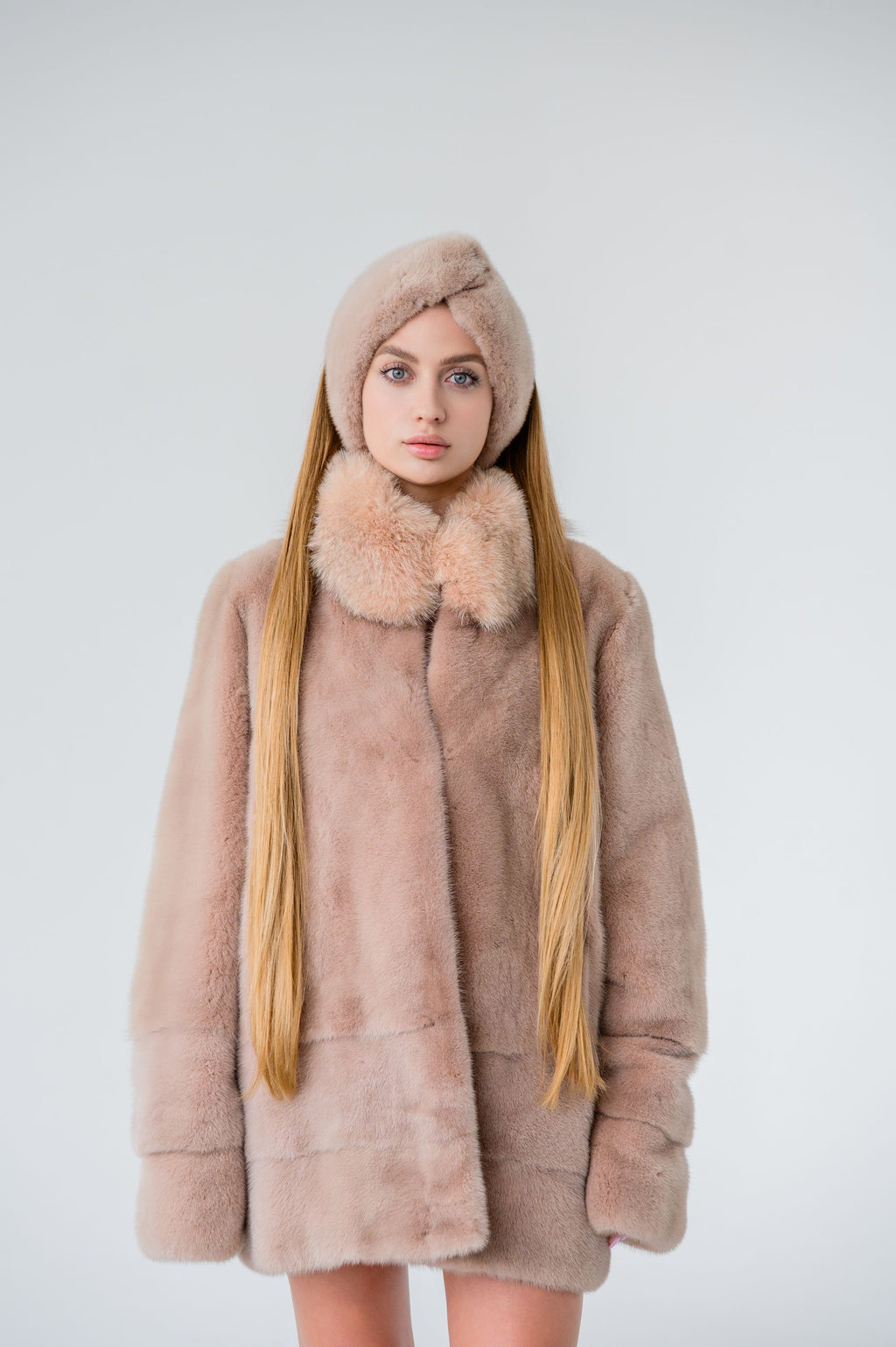 Шуба з хутра канадської норки у пудровому кольорі - комір песець, 70 см