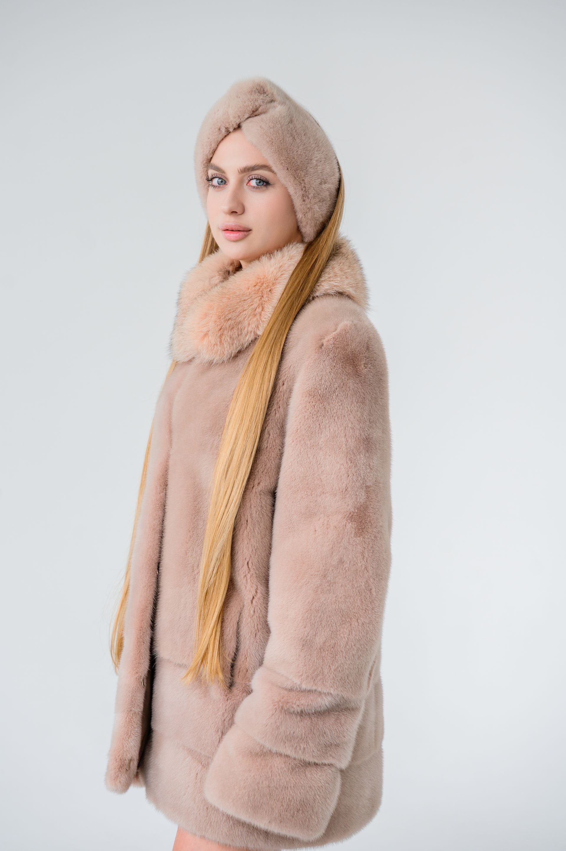 Шуба з хутра канадської норки у пудровому кольорі - комір песець, 70 см